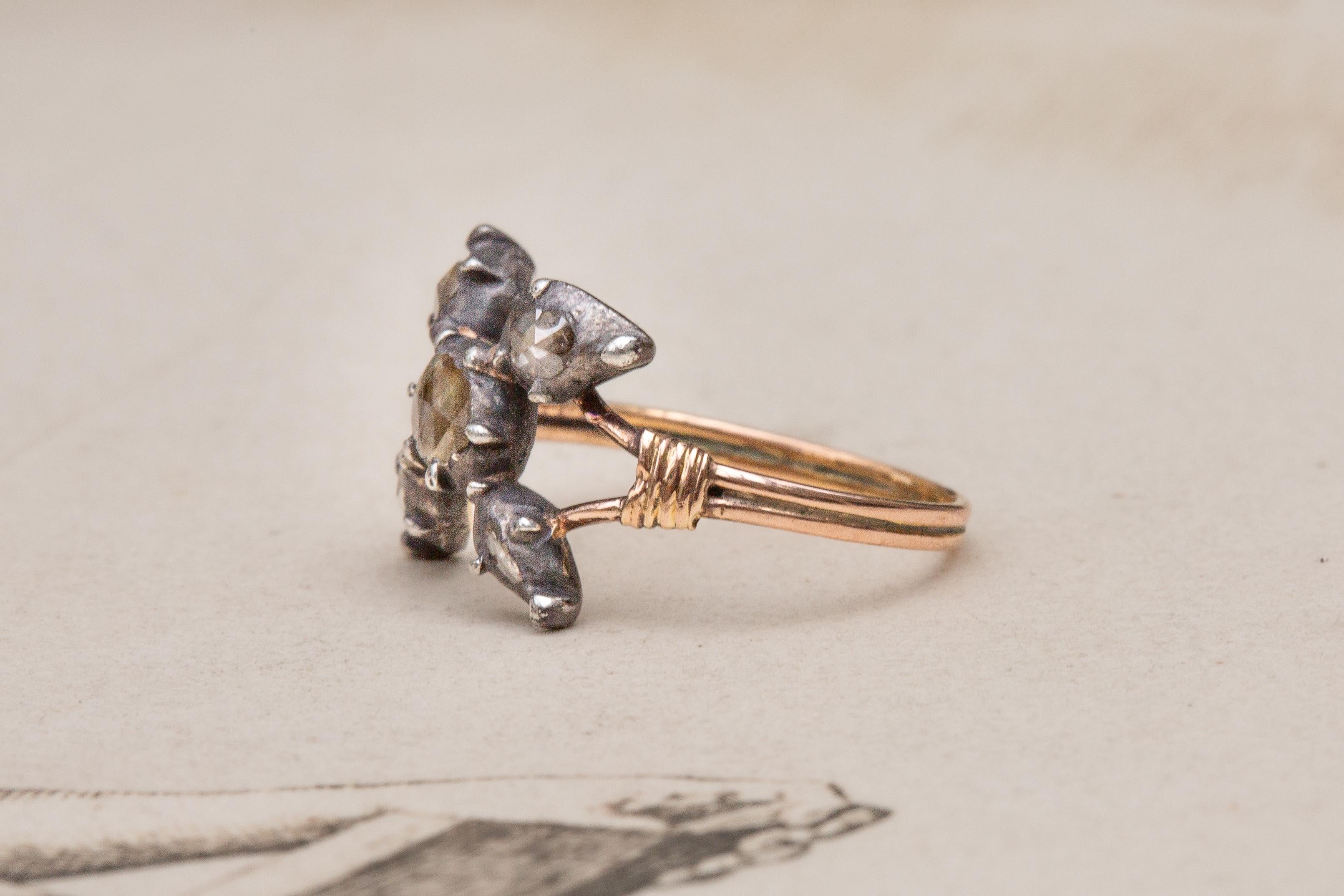 Ein hervorragender antiker georgianischer Diamant-Cluster-Ring, ca. 1780-1820. 

Die goldene Lünette mit Silberauflage zeigt eine florale Gruppe von Diamanten im Rosenschliff, die alle in einer geschlossenen Fassung aus Silber mit Rubinschliff