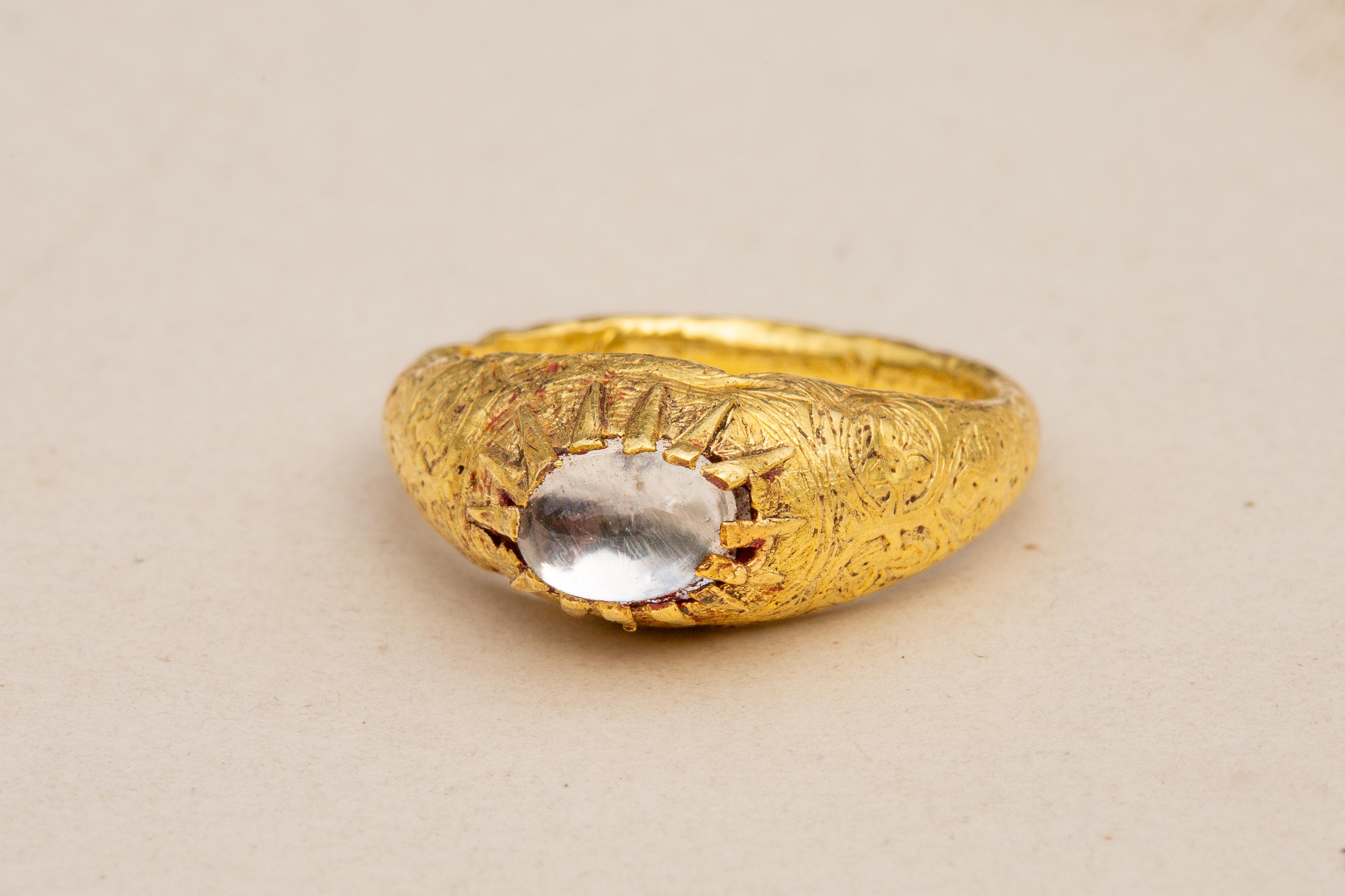 Scarce Antique Islamic Seljuk ‘Selçuklu’ Period Gold Ring with Moonstone  4