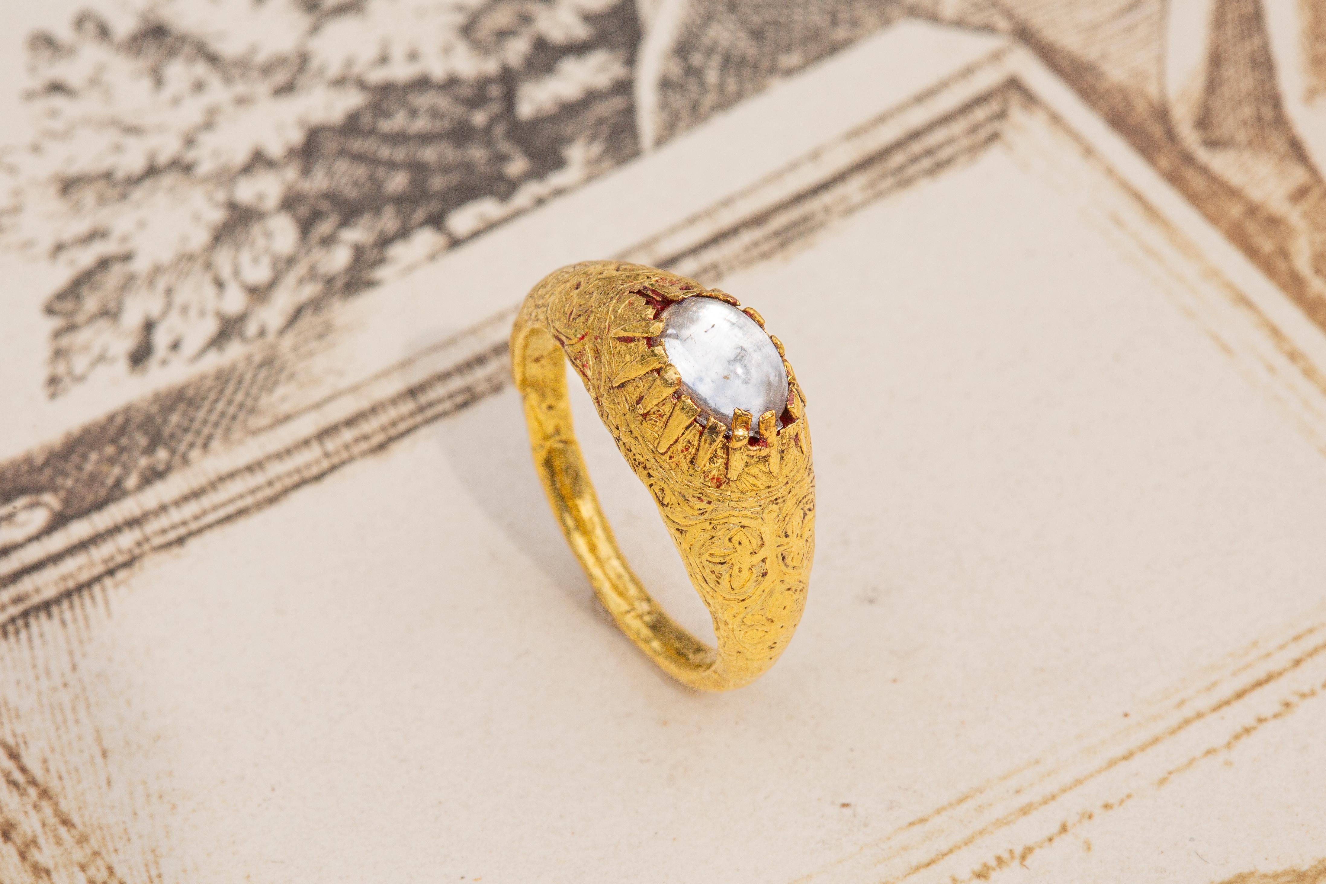 Scarce Antique Islamic Seljuk ‘Selçuklu’ Period Gold Ring with Moonstone  In Good Condition In London, GB