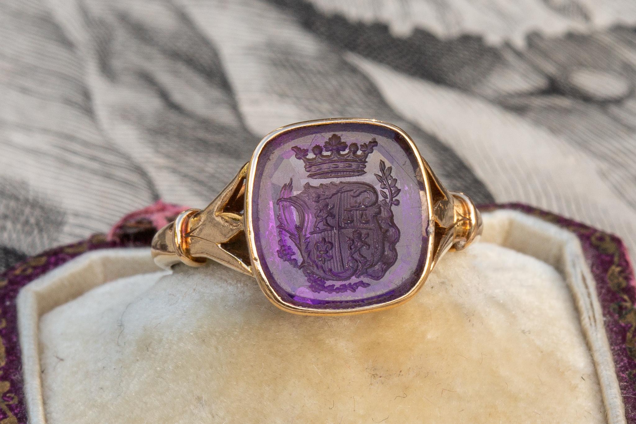 Ein schöner antiker schwedischer 18K Goldring, der in Stockholm im Jahr 1911 hergestellt wurde. Das schöne Amethyst-Wappen ist in eine typische Goldfassung aus der Edwardianischen Ära mit gekniffenen, dreifach geteilten Schultern gefasst. 

Das in