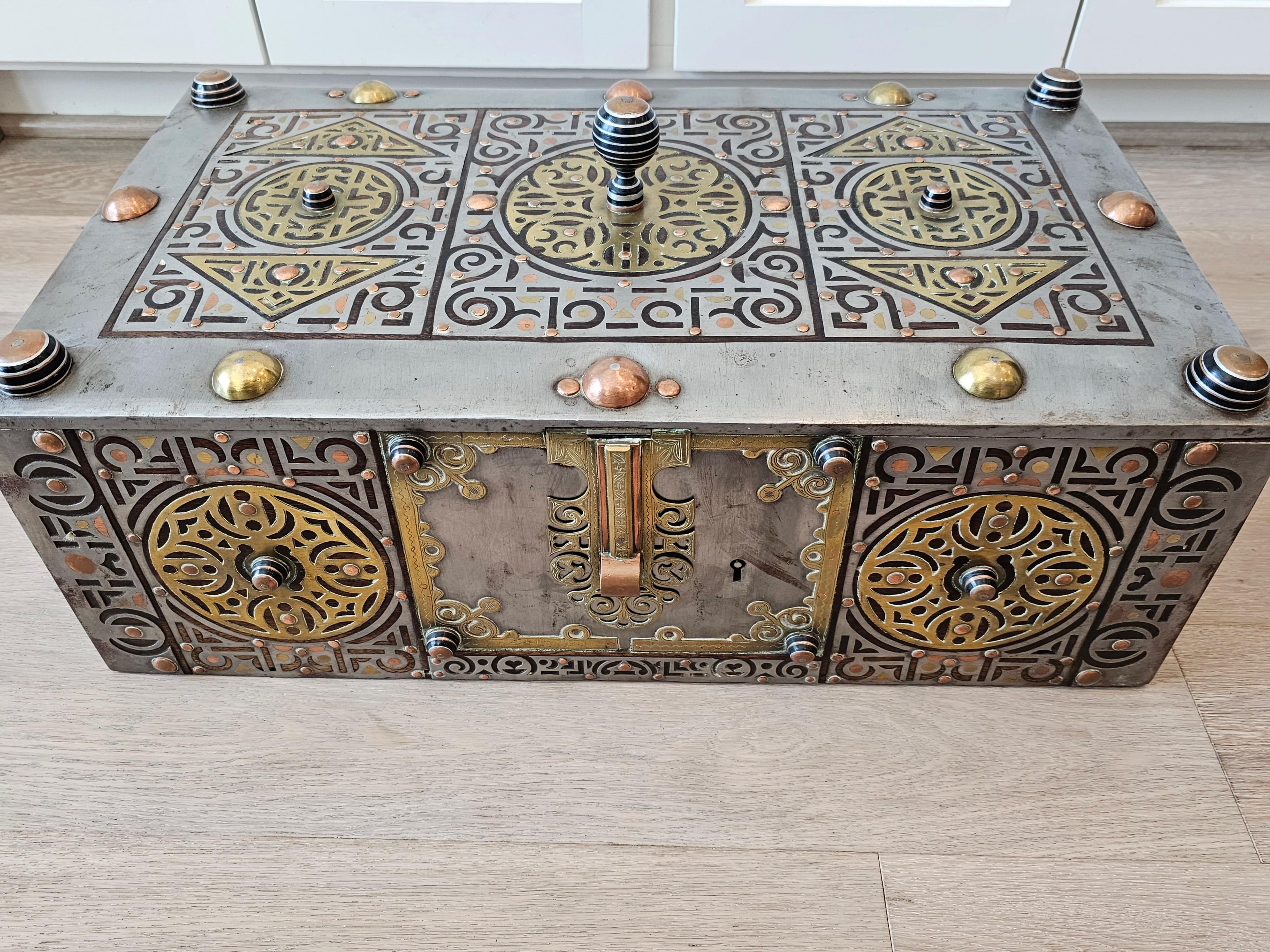 Rare commode ancienne du Touareg, Mauritania, Afrique du Nord, montée sur bois et métal mélangé  en vente 9