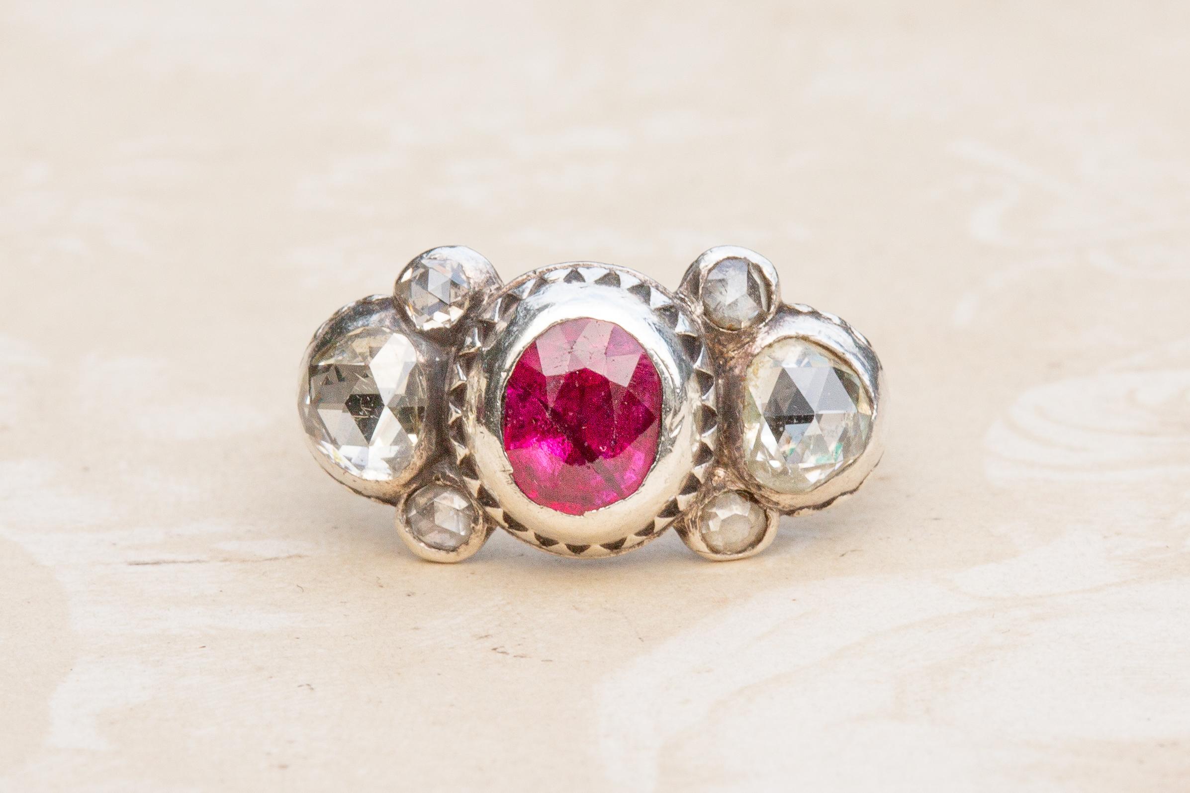 Un bel exemple d'une rare bague à sept pierres en rubis et diamants taillés en rose datant du début du XVIIIe siècle, vers 1700. La bague a été fabriquée en Europe occidentale (probablement en Allemagne) et incarne véritablement la beauté et la