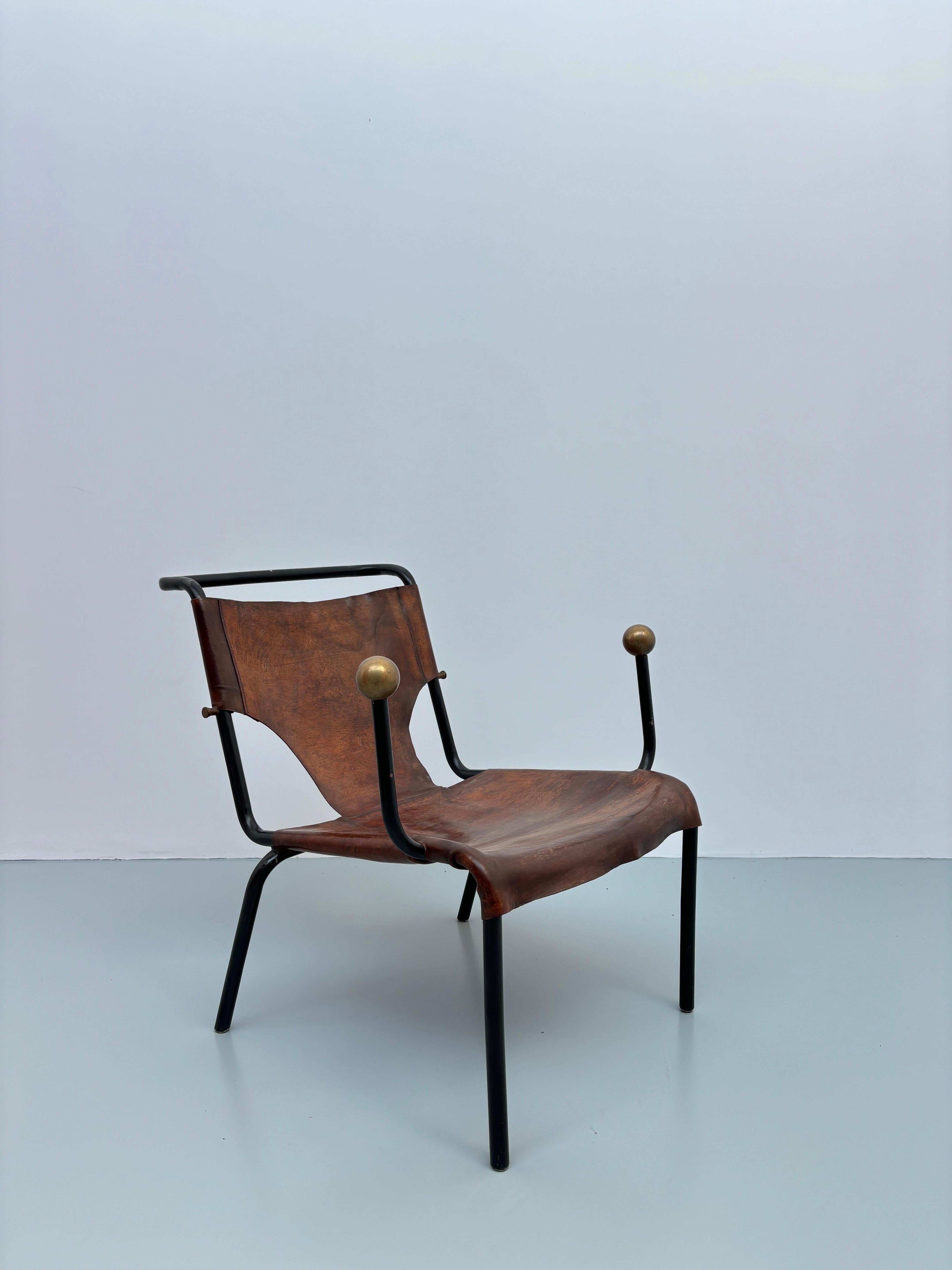 Lina BO BARDI (1914-1992)Chaise dite Bola, CIRCA 1970, mit einem Sitz und einem Dossier aus cognacfarbenem Leder, das auf einer röhrenförmigen Struktur aus schwarz lackiertem Metall ruht, die ein vierteiliges Gestell und zwei mit zwei Laiton-Böden