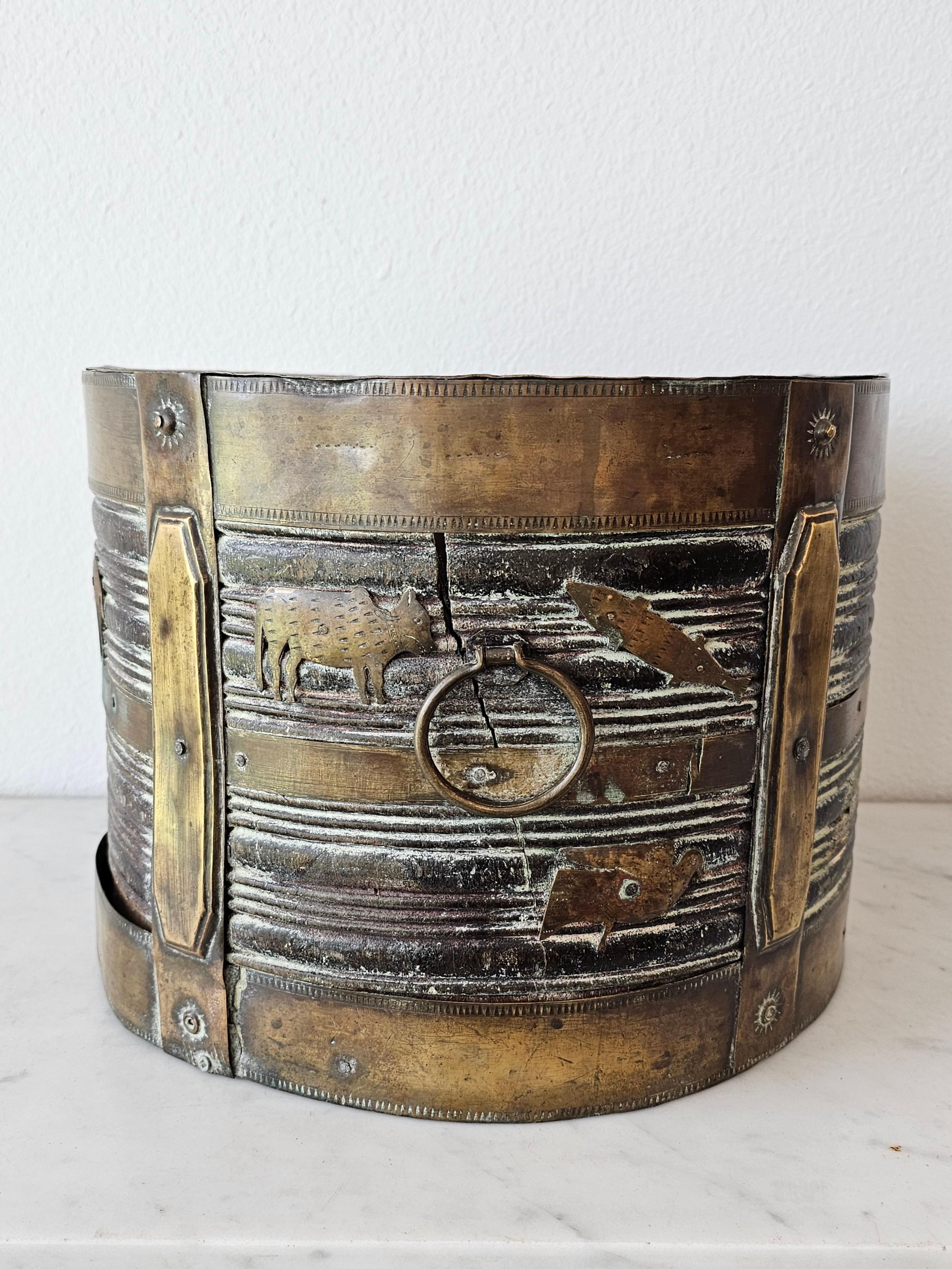 Scarce British Colonial India Brass-Mounted Log Bucket Fireplace Pail In Distressed Condition For Sale In Forney, TX