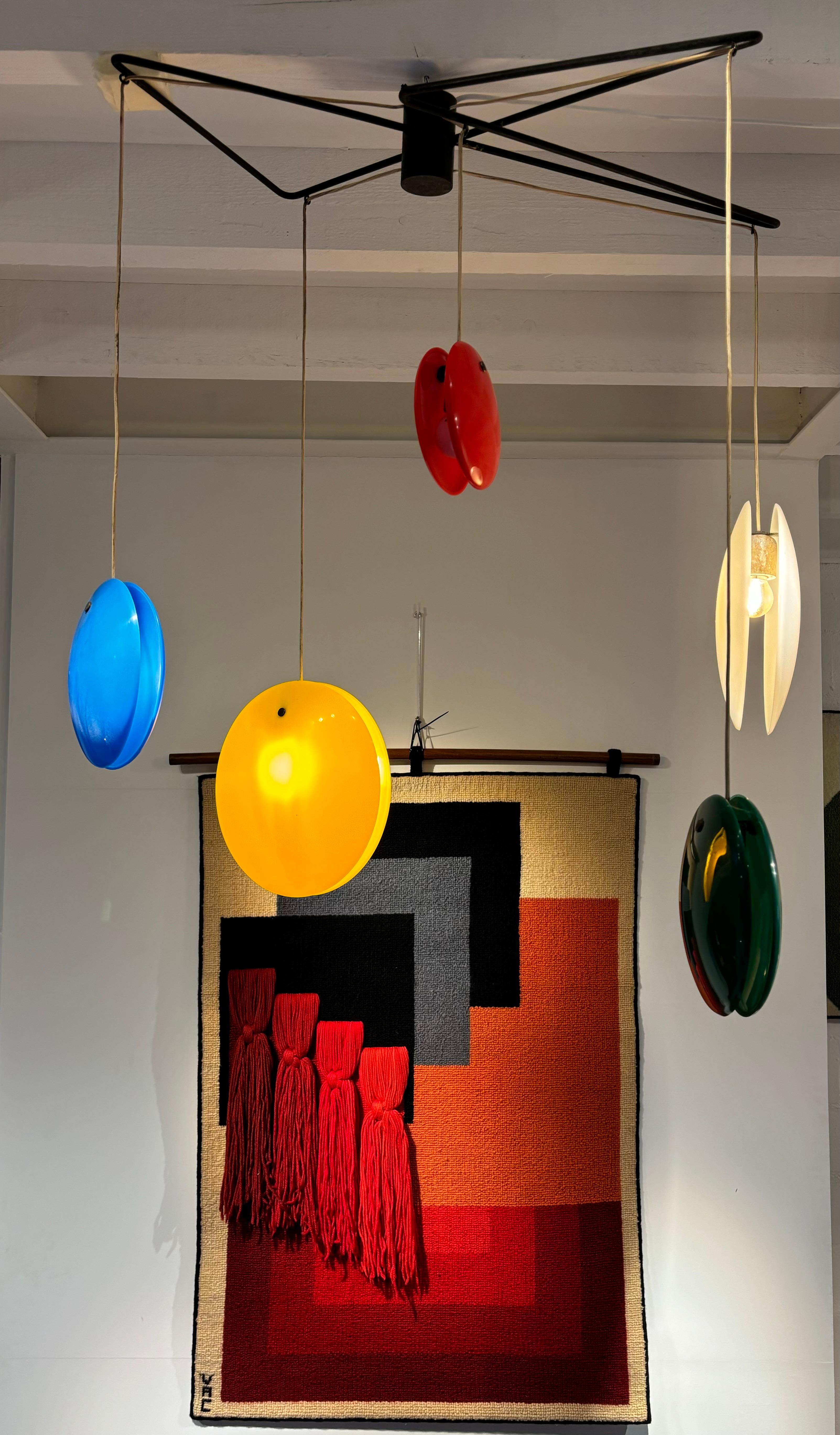 Très rare suspension: Jo-Jo ou 2072 par Gino Sarfatti vers 1953. 

Matériaux : 

- alluminio laccato 
- Metacrilato

Dimensioni : 

Altezza: 92 cm 
Lunghezza: 84 cm 

Littérature : 

Domus n. 289, dicembre 1953
- Domus n. 304, marzo 1955, modello