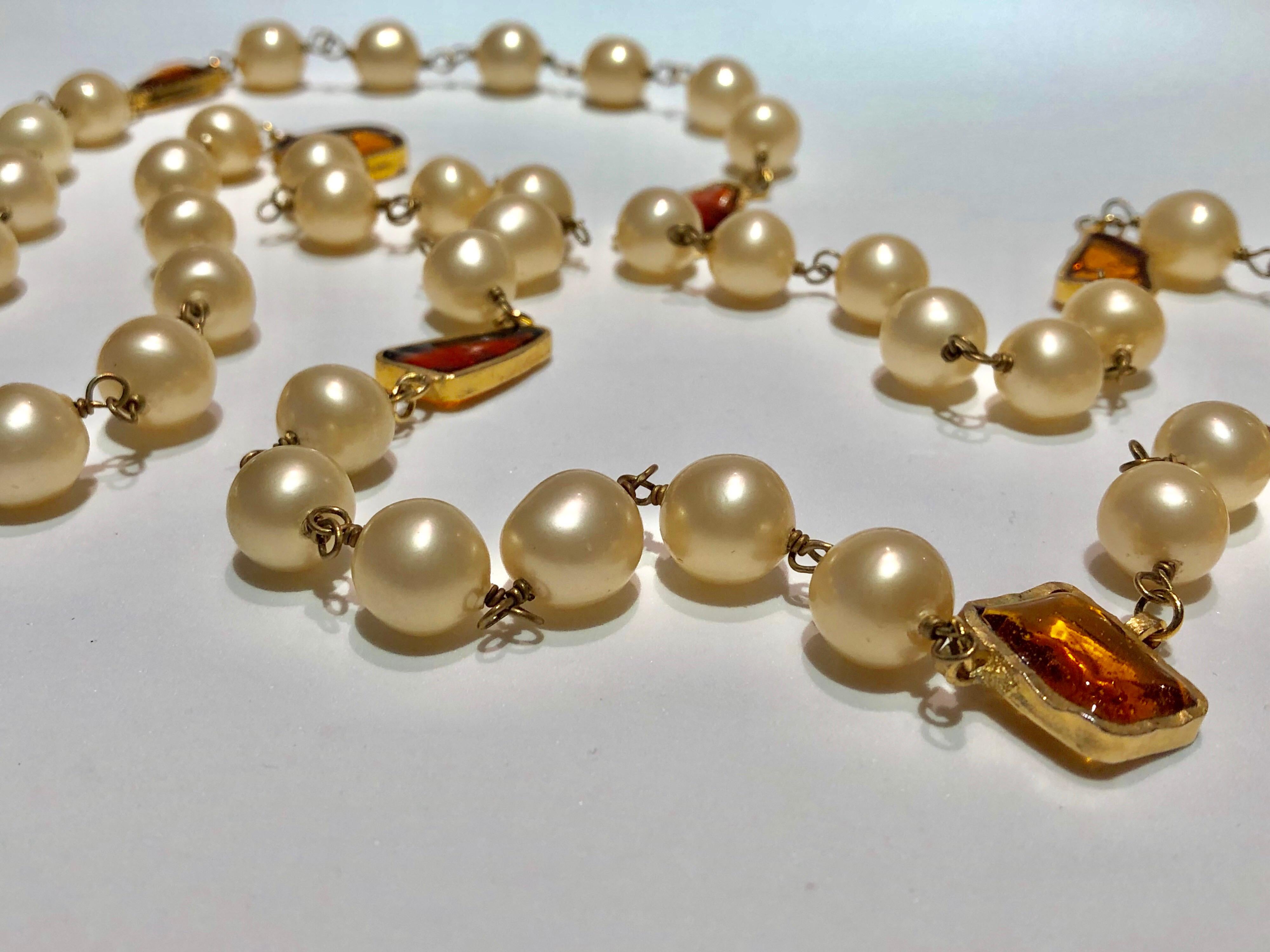 Rare collier de perles crème vintage Coco Chanel 1994 automne/hiver - cet important collier classique/contemporain de Chanel est composé de grandes perles en faux verre de couleur crème. À la manière de Coco, le collier est rehaussé de grandes