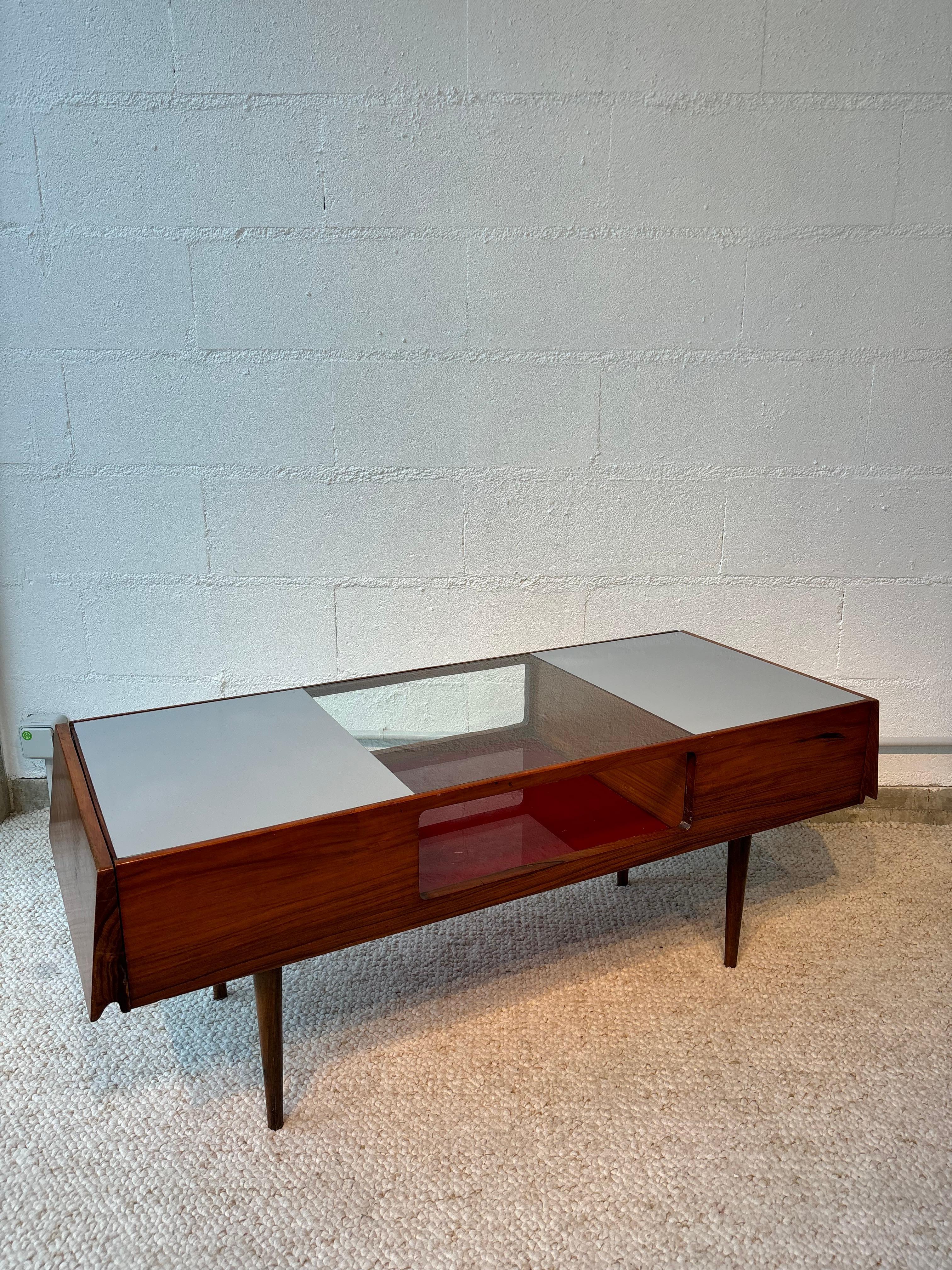 Rarissime table basse à deux tiroirs latéraux par Carlo Hauner et Martin Eisler. 
Questo tavolo è stato prodotto da Forma. 