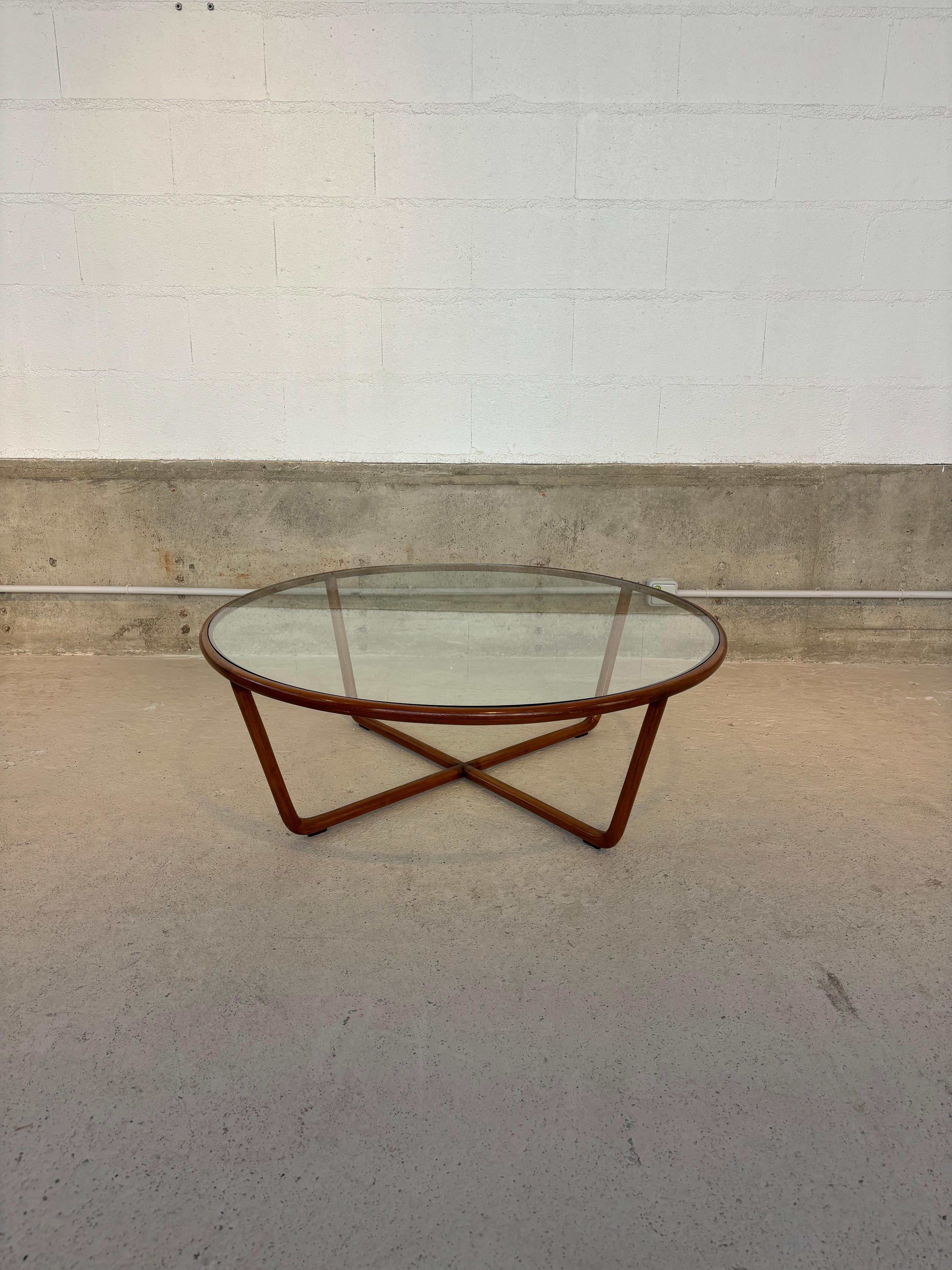 Sublime table de Joaquim Tenreiro vers 1955 en Caviuna et verre. 
Très élégante. 
