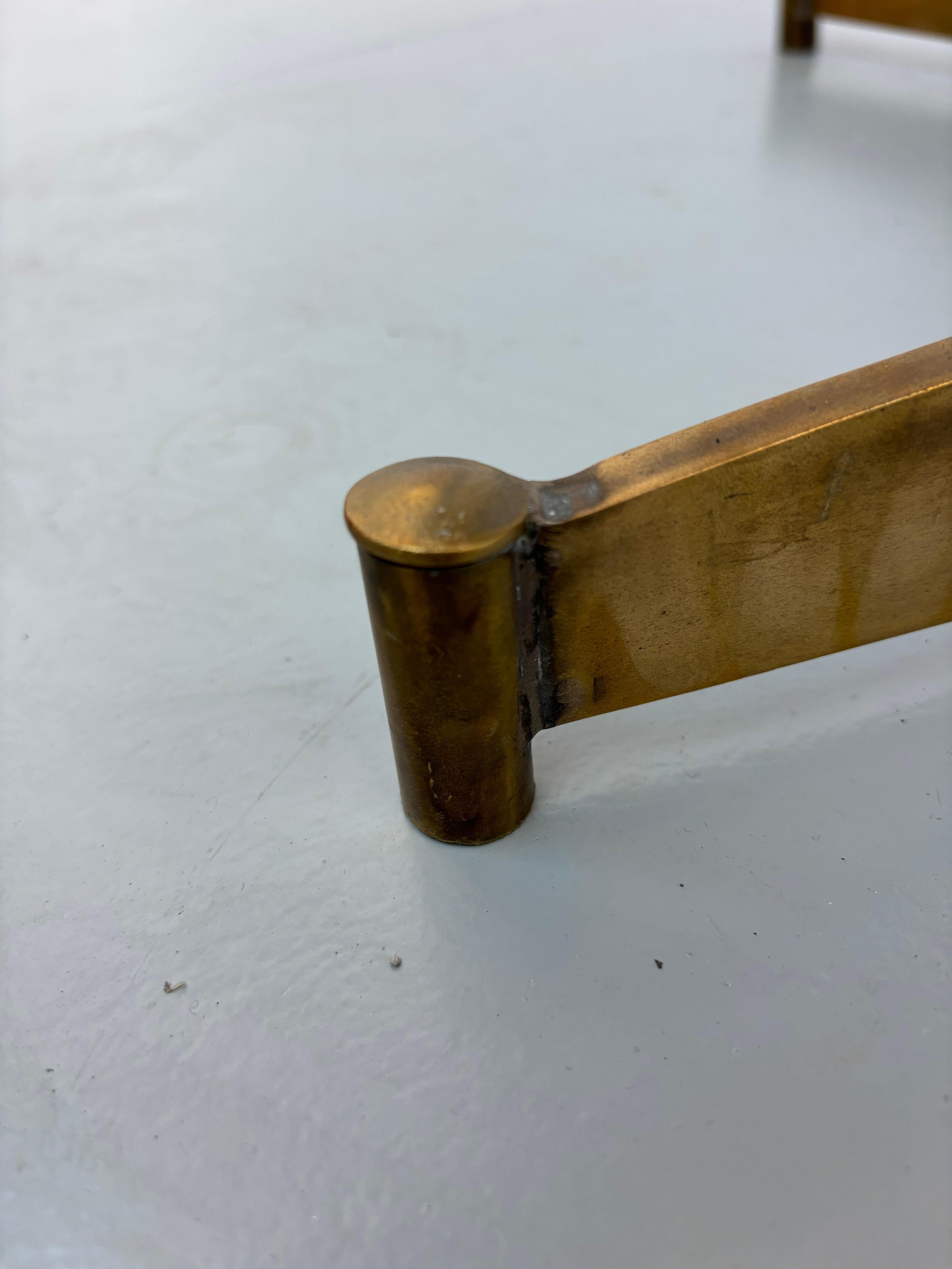 Scarso tavolino da caffè di Mathieu Matégot in pelle e ottone in vendita 6