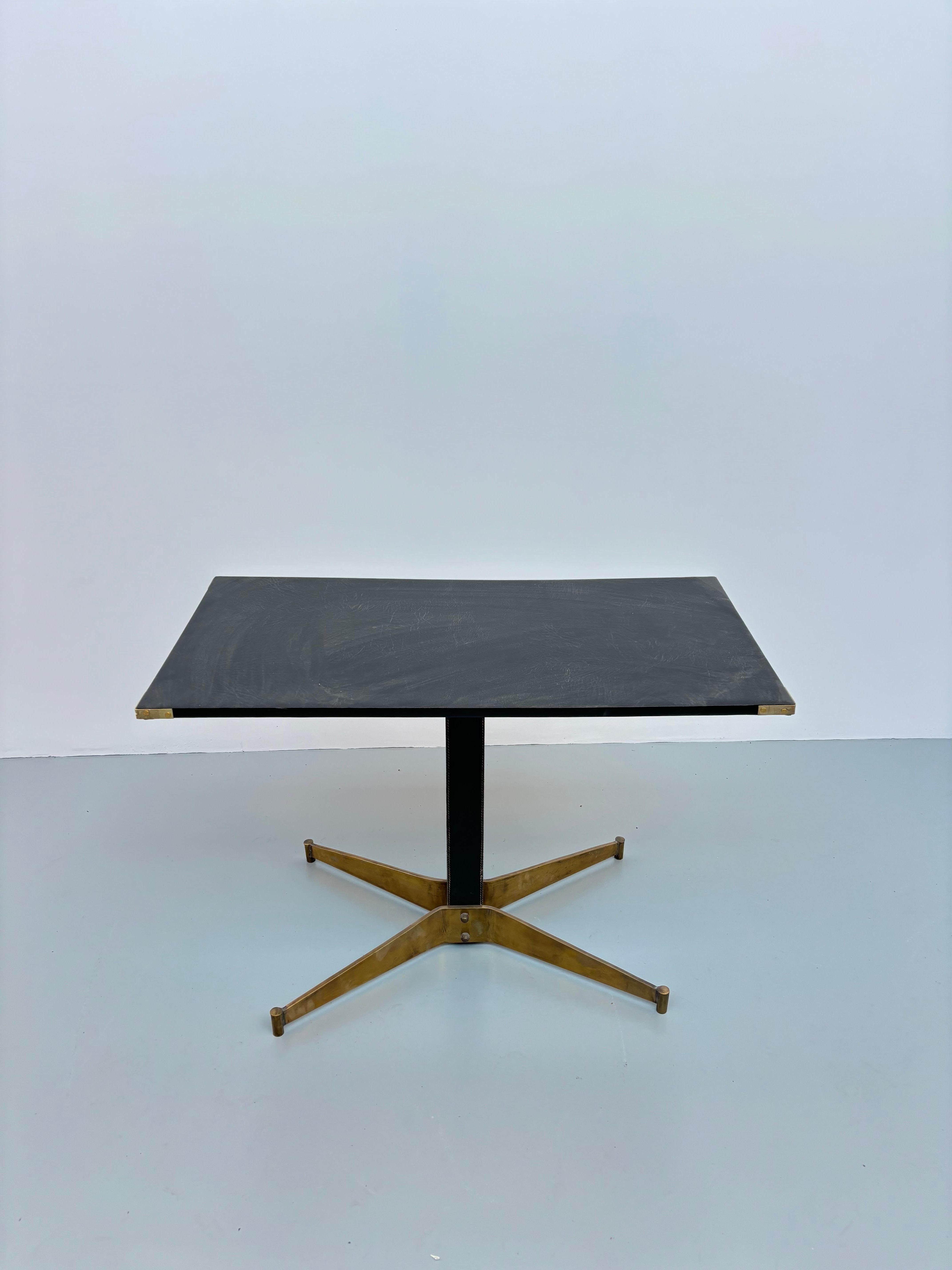 Mid-Century moderno Scarso tavolino da caffè di Mathieu Matégot in pelle e ottone in vendita