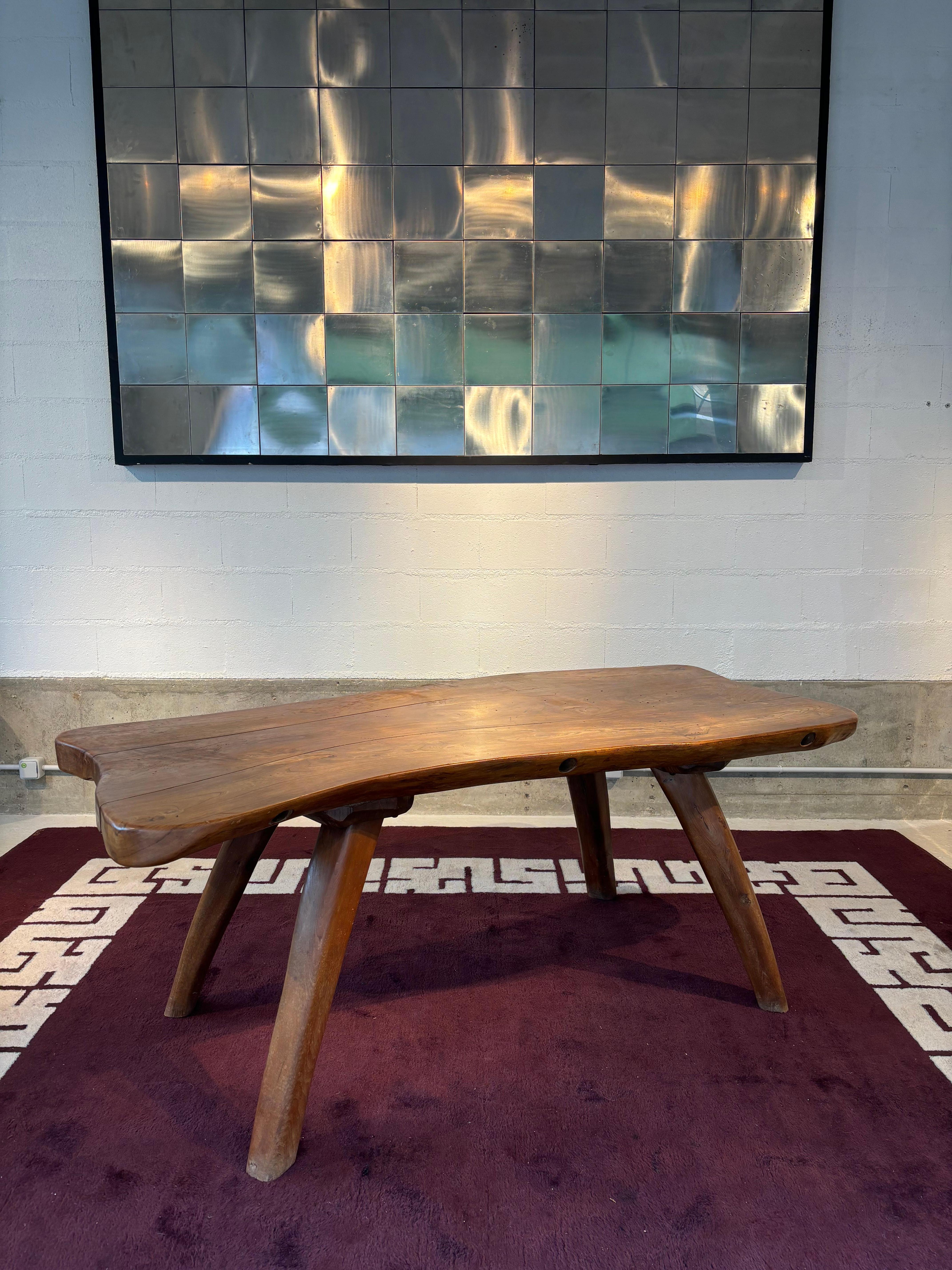 Très rare table de salle à manger par Henri Bataille circa 1960. 
Henry Bataille était un ébéniste français des années 50/60. 
Il a réalisé l'intérieur complet du magasin Kostanda à Vallauris. 
Il a créé une courte production. 
Cette table