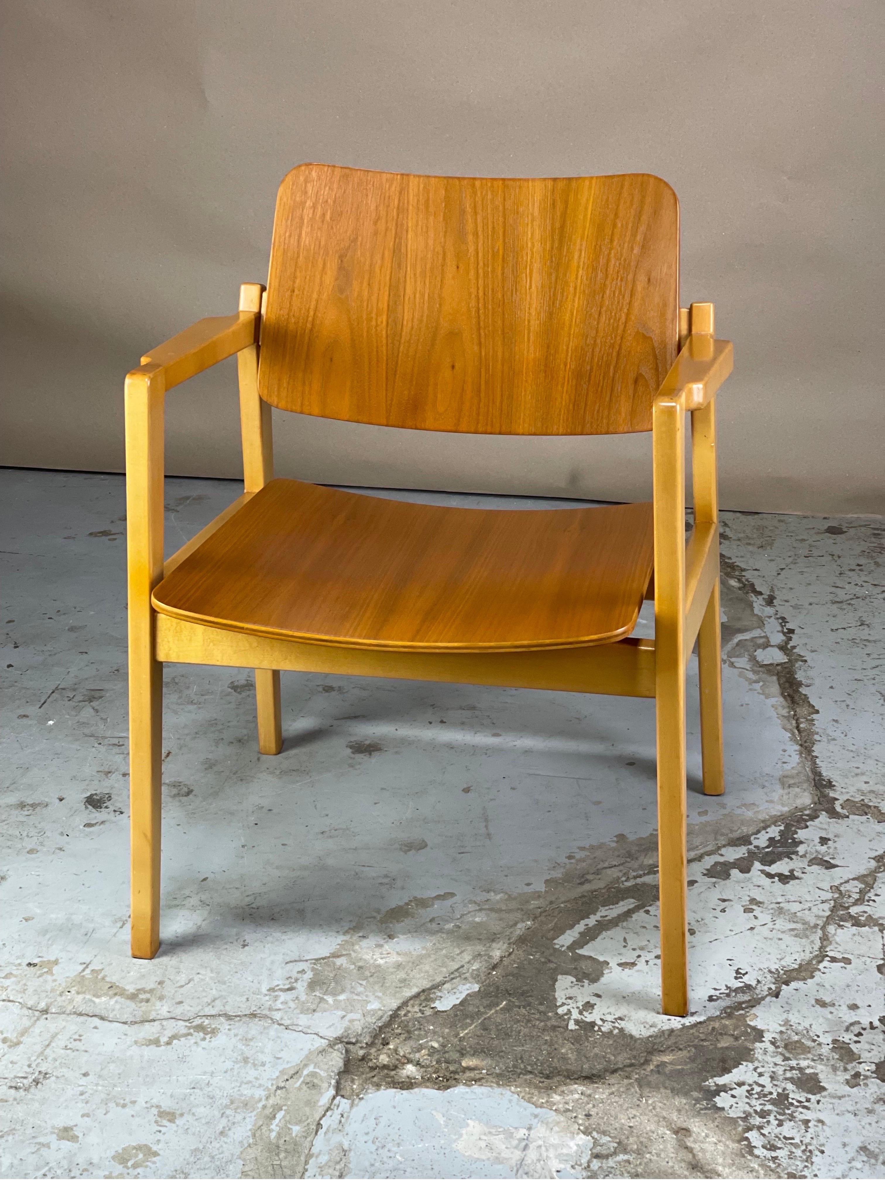 Mid Century Chair in Beech and Bent Walnut Ply by Jens Risom 1952 For Sale 5
