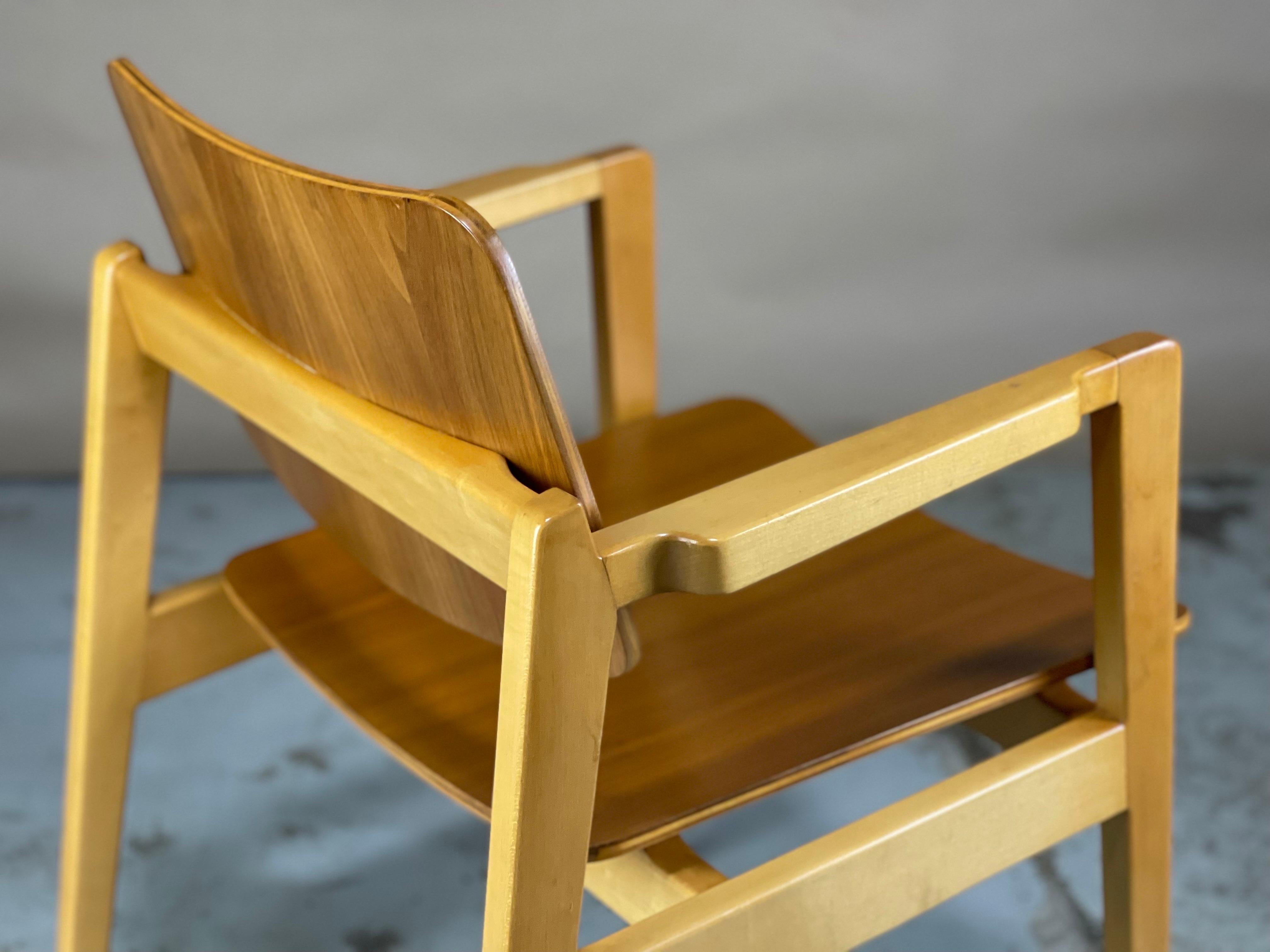 Mid Century Chair in Beech and Bent Walnut Ply by Jens Risom 1952 In Good Condition For Sale In Framingham, MA