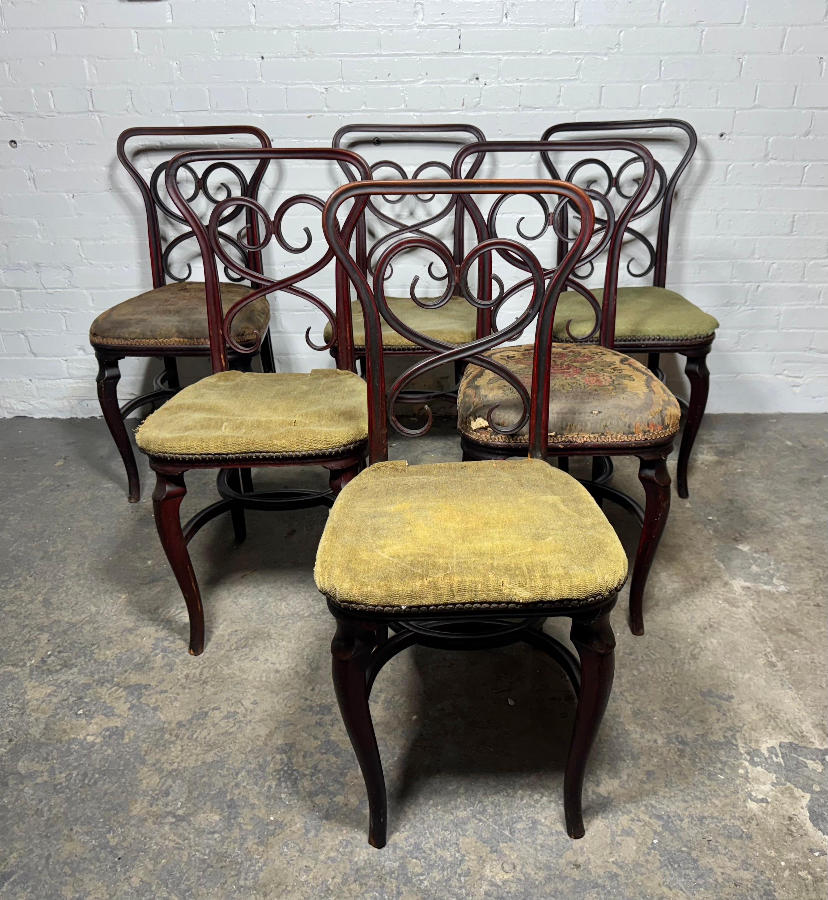 Sécession viennoise Scarce early set (6) Bentwood Bistro/Cafe' Chairs.  par Michael Thonet en vente