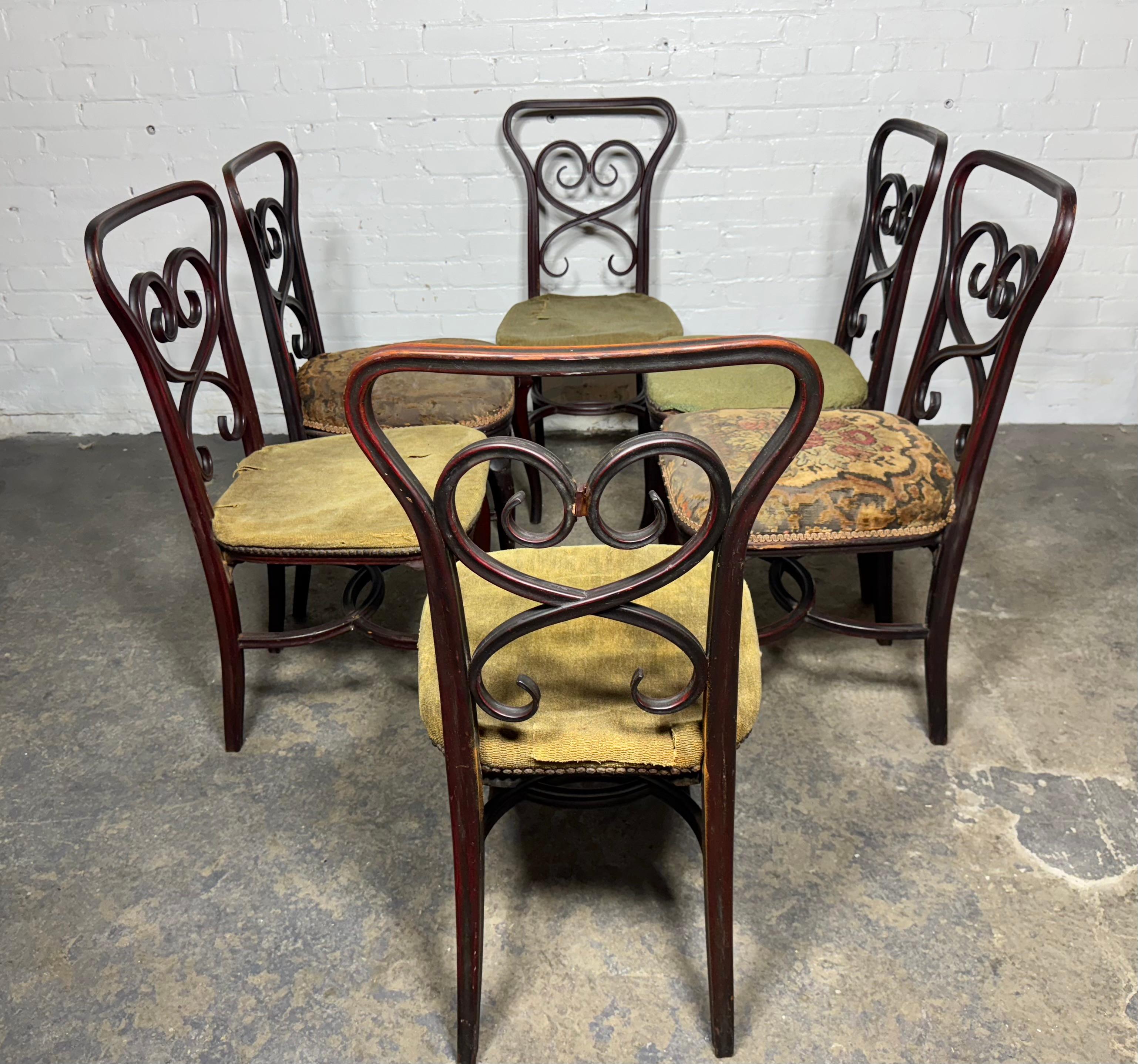 Milieu du XIXe siècle Scarce early set (6) Bentwood Bistro/Cafe' Chairs.  par Michael Thonet en vente