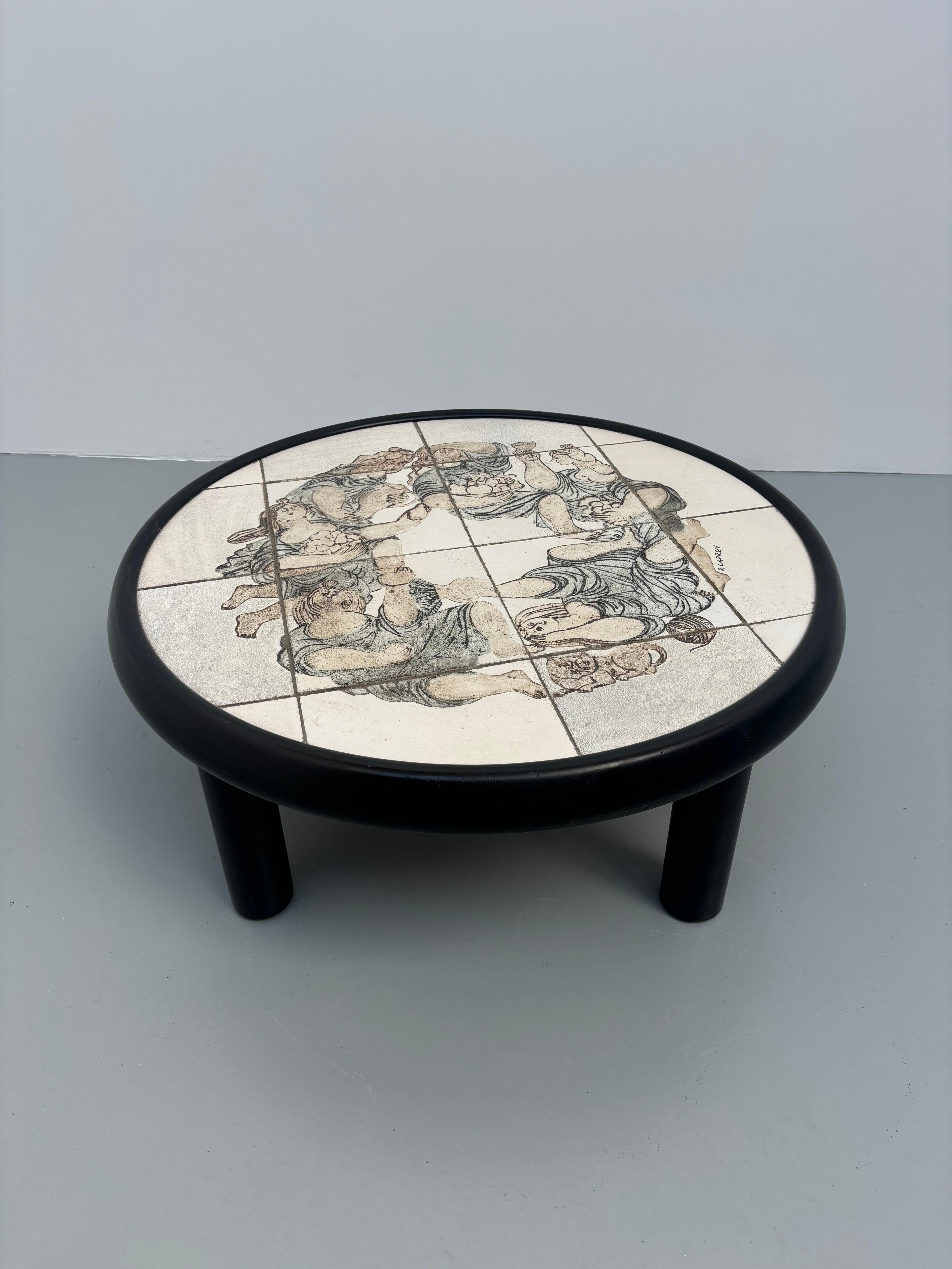 Table basse circulaire par Roger Capron en collaboration avec Raymond Peynet, 
Una coppia è disponibile!
Potrai creare un'incantevole tartina. 
