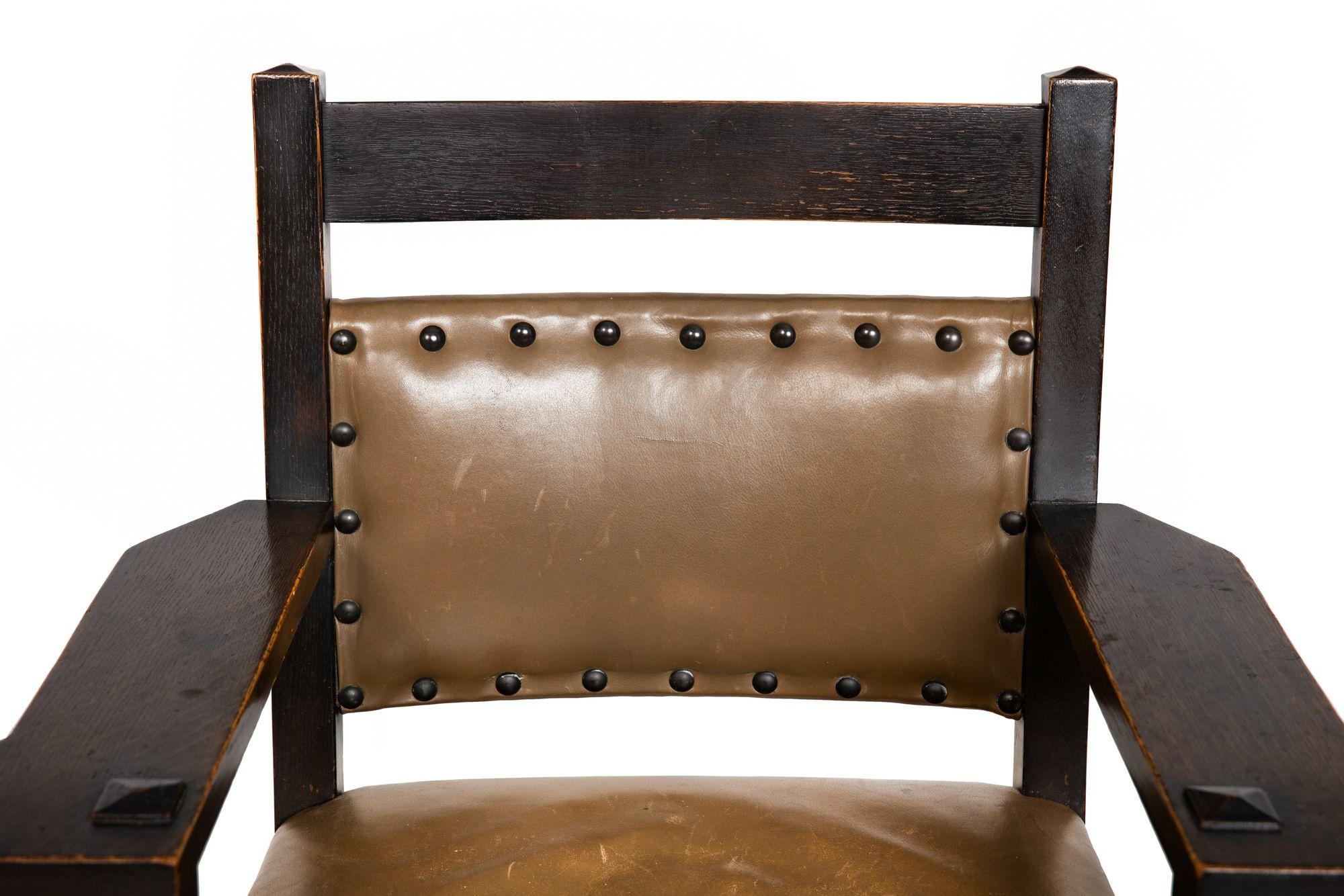 Laiton Scarce Gustav Stickley Model 360 A.I.C. Oak Oak Leather Arm Chair c.1910 en vente