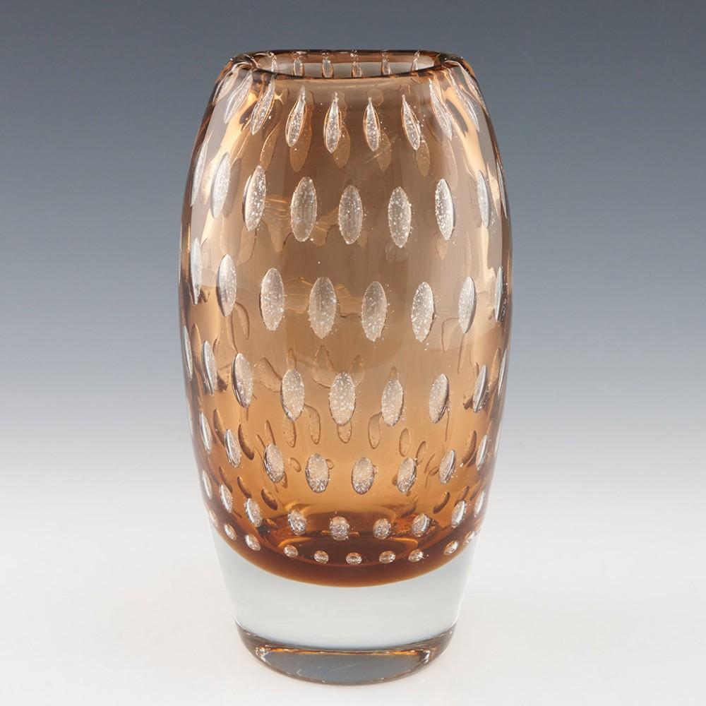 Mid-Century moderno Scarso vaso di vetro Harrach Amber Mica Frit di Milan Metelak 1968 in vendita