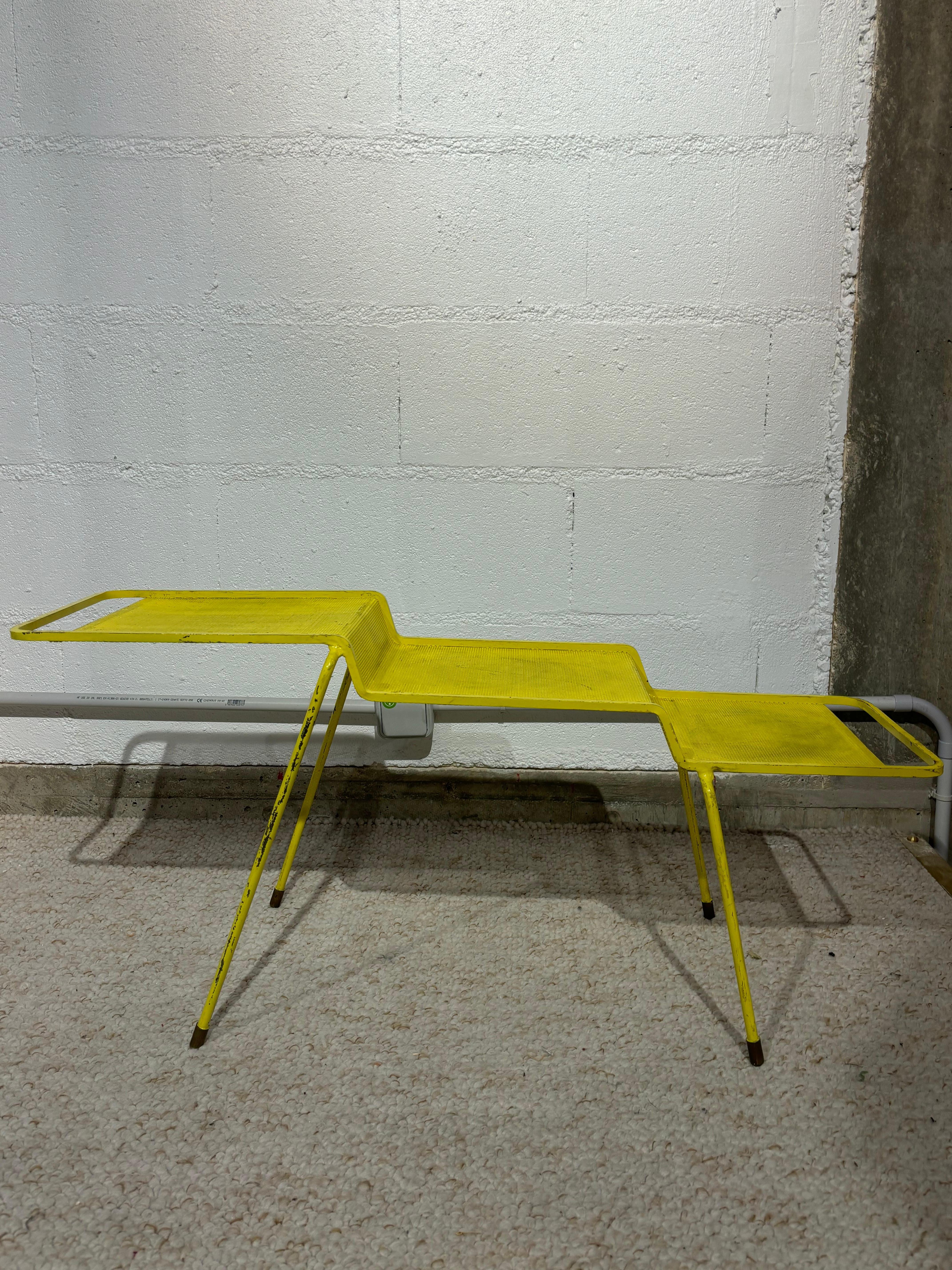 Rare et large table Java par Mathieu Matégot avec sa peinture jaune d’origine. 