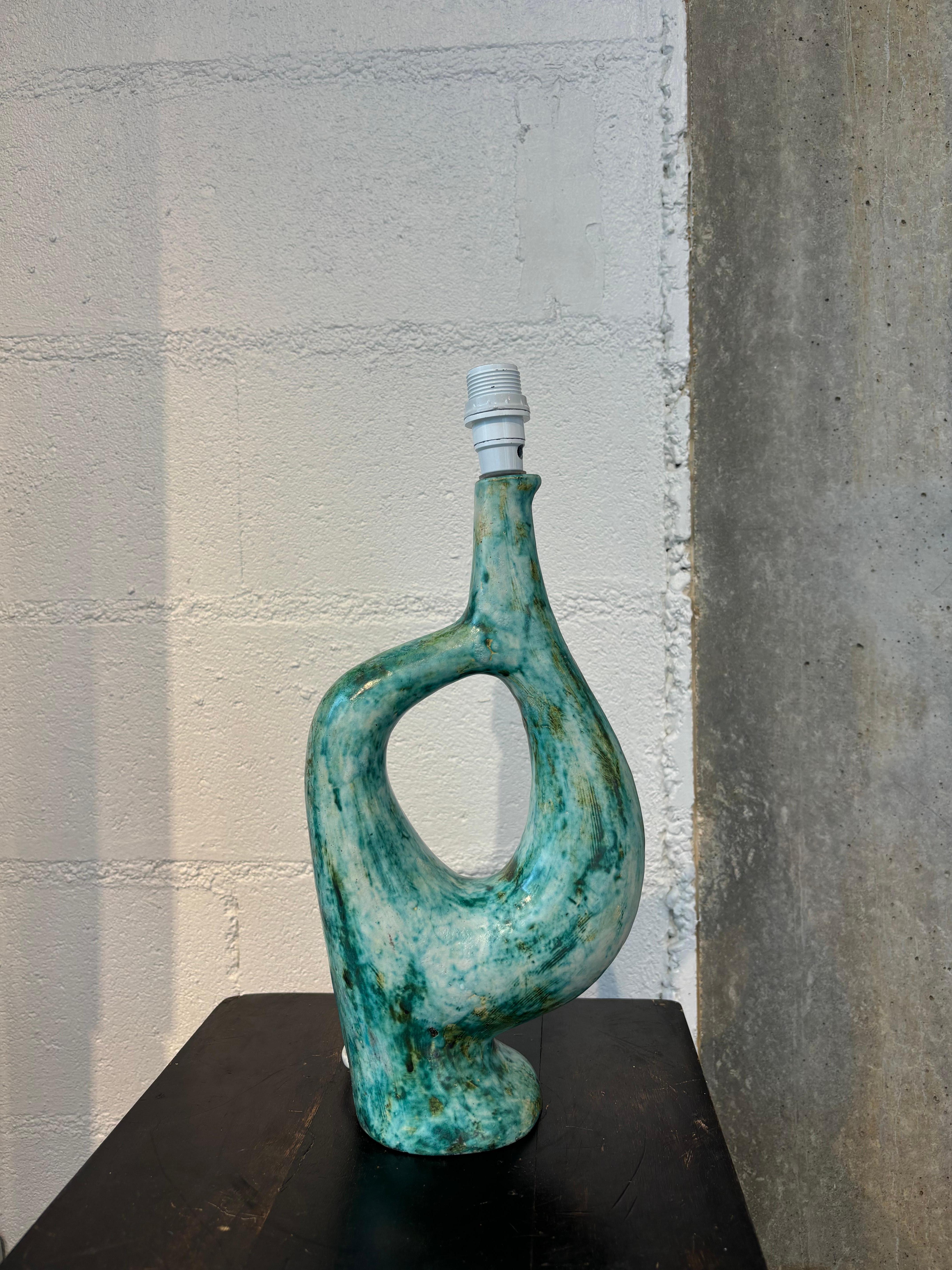 Rare lampe de André Aleth Masson vers 2000. Ce modèle fut créé en 1970 mais avec un émaillage noir. Elle est signée sous la base. 