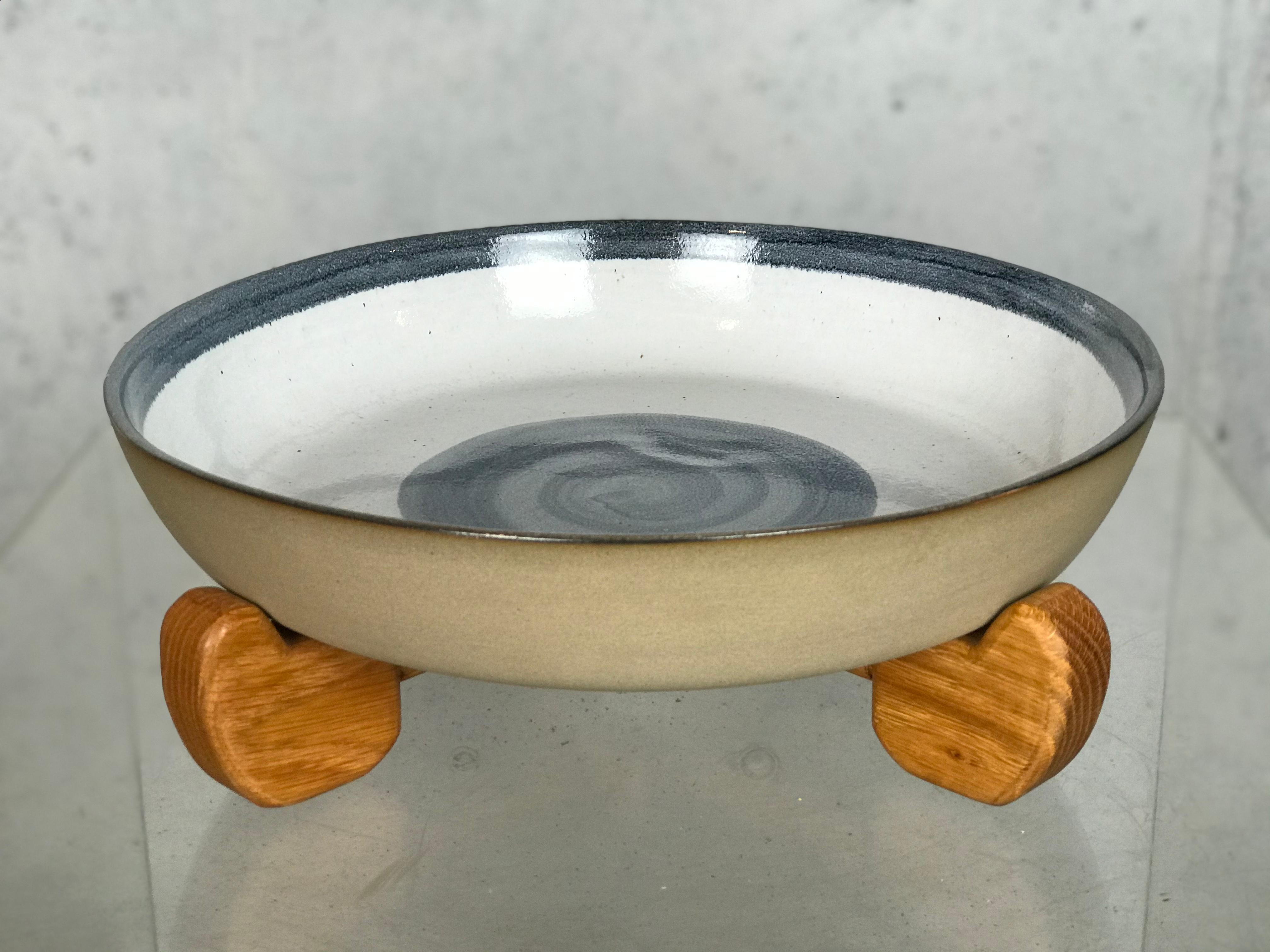 Eye-catching large stoneware bowl and stand by Jane & Gordon Martz for Marshall Studios. Excellent vintage condition, no chips or cracks, doesn't even look used. Very minor wear, please see pictures; it's an impressive piece with a glazed inside
