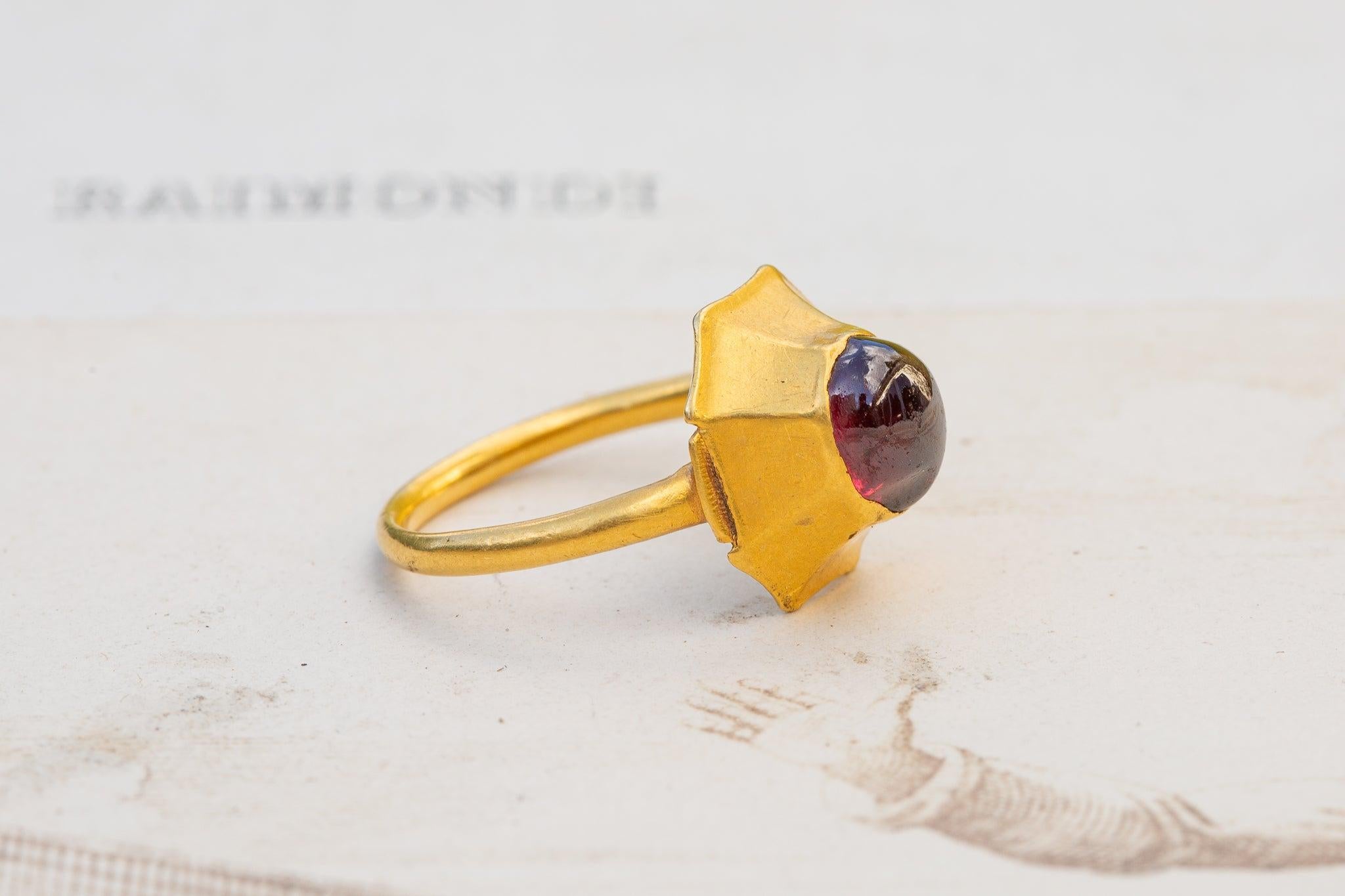 Scarce Medieval Gold Garnet Ring Antique 13th Century Talisman Signet Ring In Good Condition For Sale In London, GB
