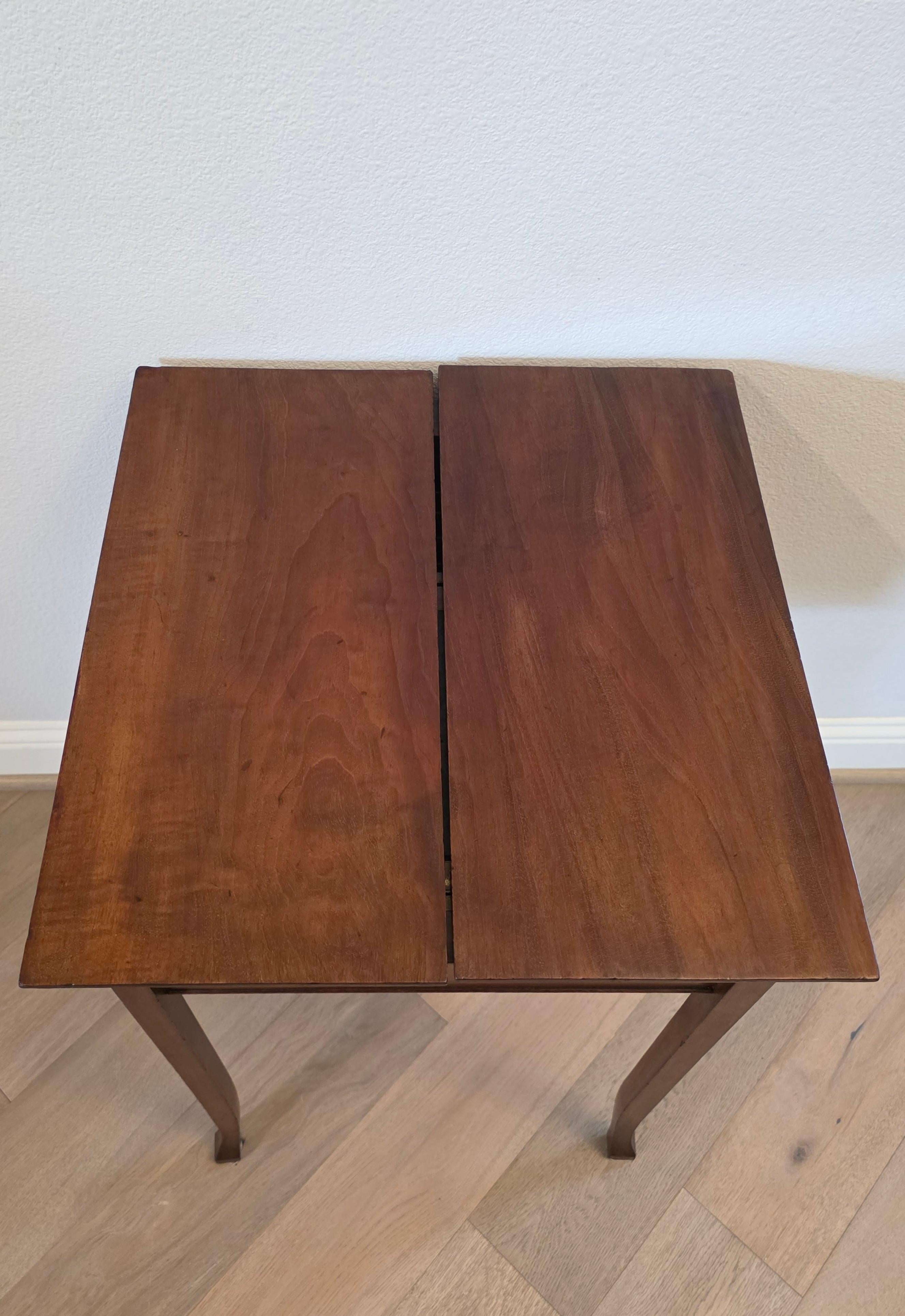 Fügen Sie einen Hauch von raffinierter Eleganz und Raffinesse mit diesem charmanten seltenen und ungewöhnlichen petite Maßstab Edwardian Ära metamorphic Damen Korrespondenz Tabelle / Näharbeit Stand. ca. 1905

England, frühes 20. Jh., warmes,