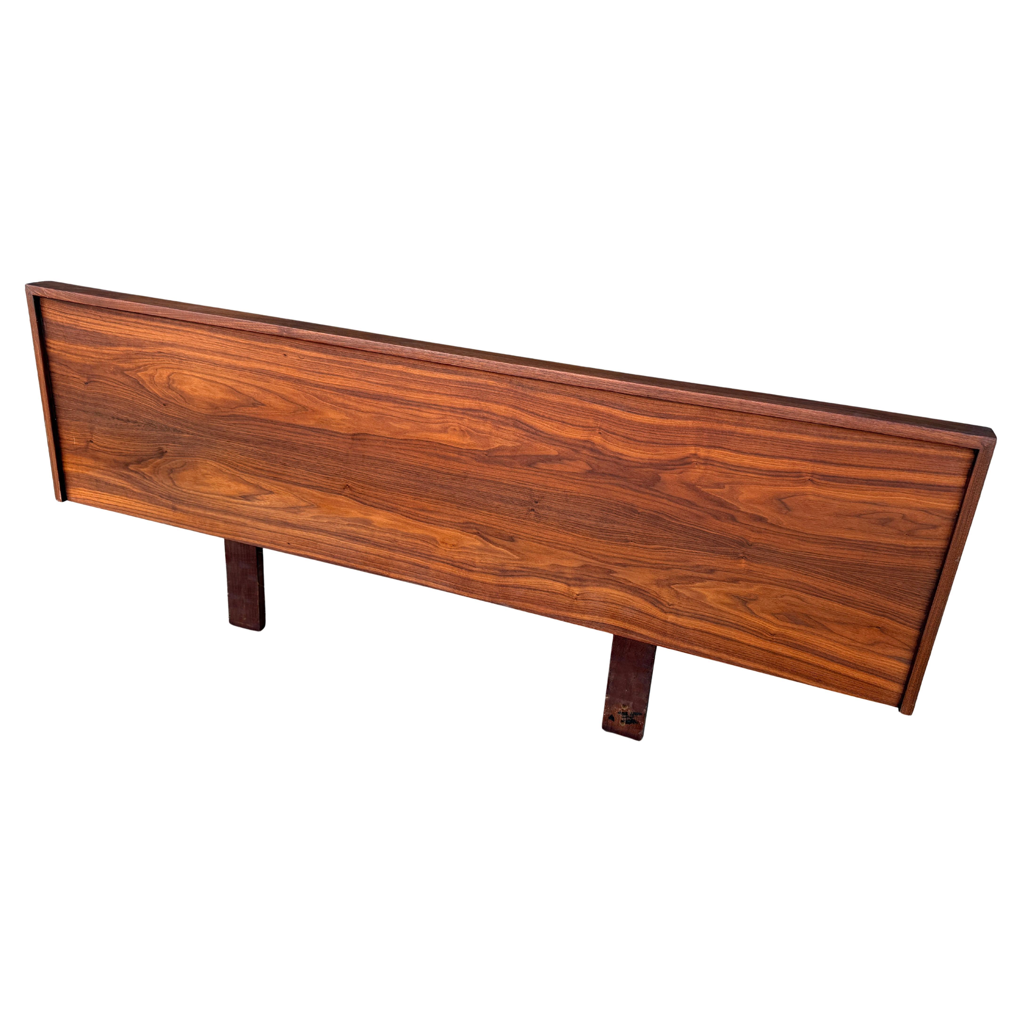 Knappe Midcentury Studio Crafted Nussbaum Queen Kopfteil  Richard Artschwager (amerikanisch) im Angebot