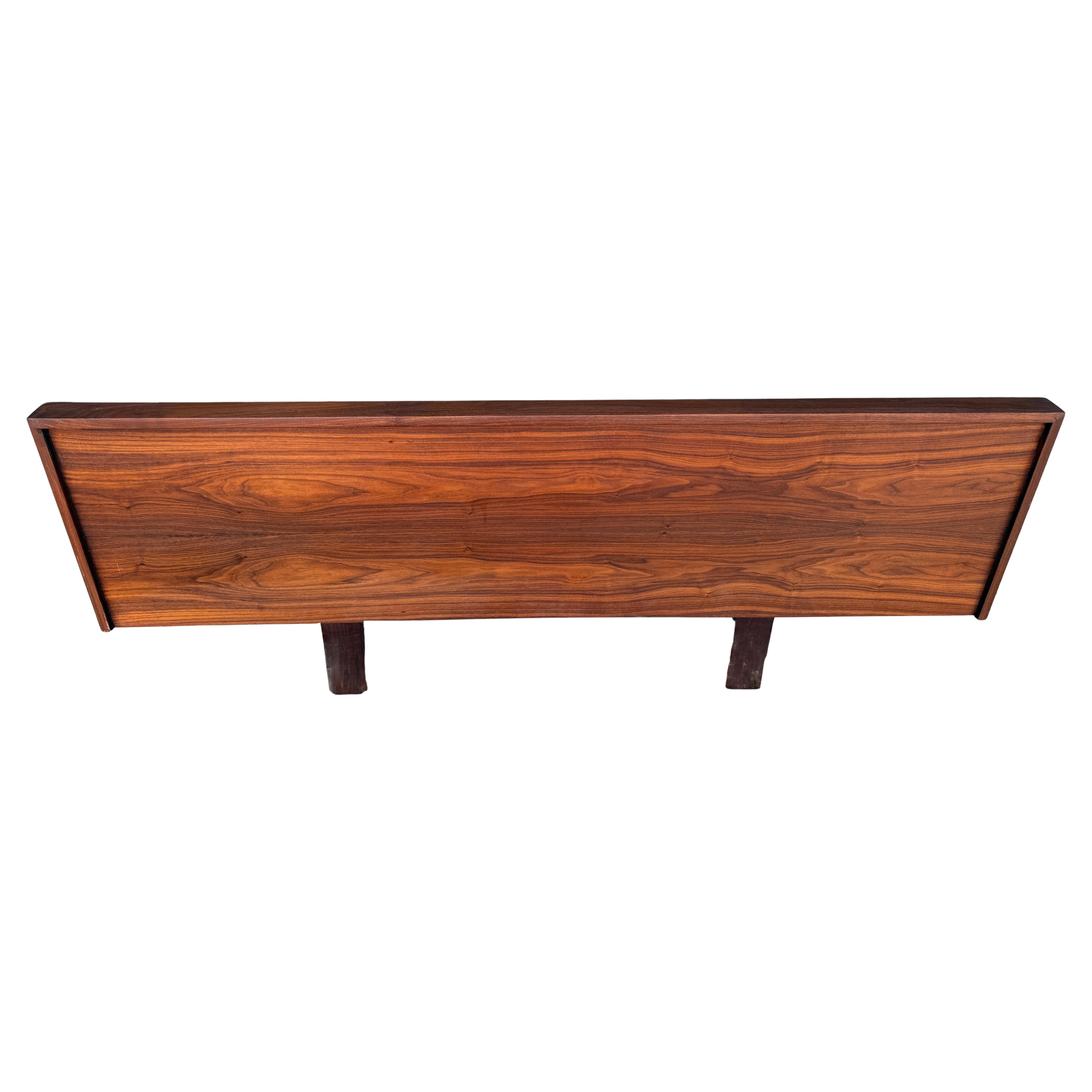 Knappe Midcentury Studio Crafted Nussbaum Queen Kopfteil  Richard Artschwager im Zustand „Gut“ im Angebot in BROOKLYN, NY