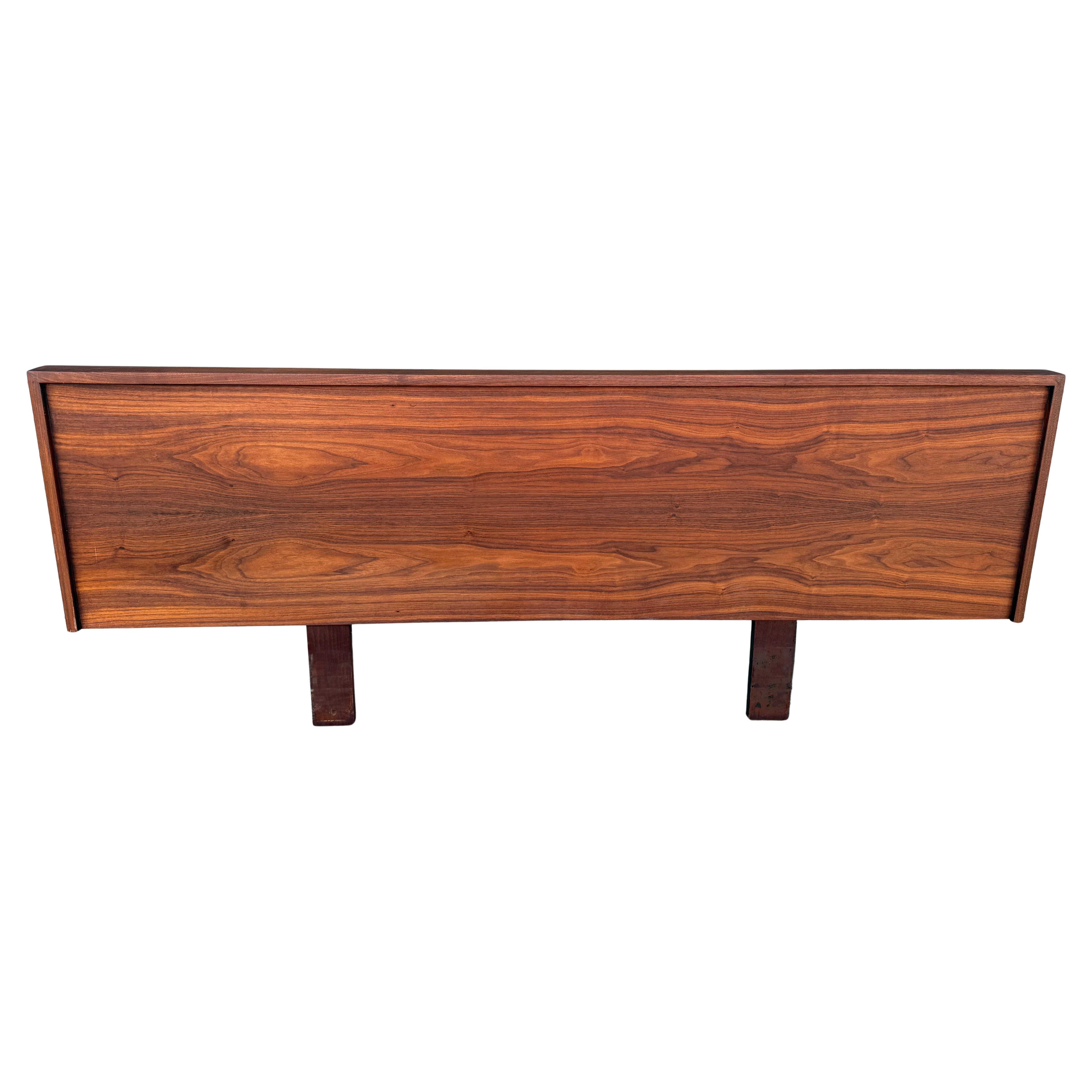 Knappe Midcentury Studio Crafted Nussbaum Queen Kopfteil  Richard Artschwager (20. Jahrhundert) im Angebot