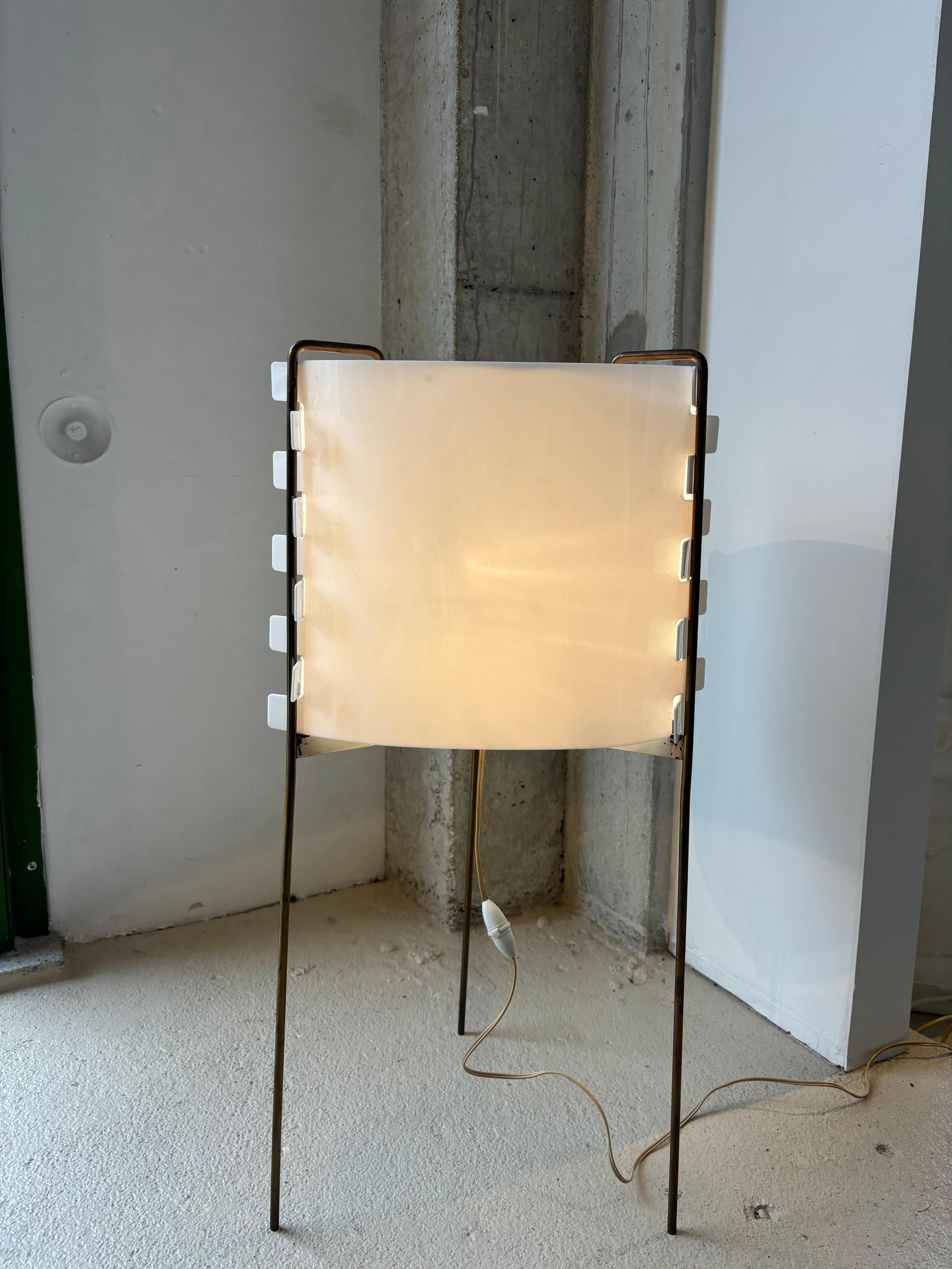 Seltener Lampadaire M4 von Joseph André Motte für die Huchers, 1958. 
Jolie Patine. 






Im Jahr 1948 beginnt Joseph-André Motte mit der Förderung der Hochschule für angewandte Kunst und Industrie, heute École nationale supérieure des arts