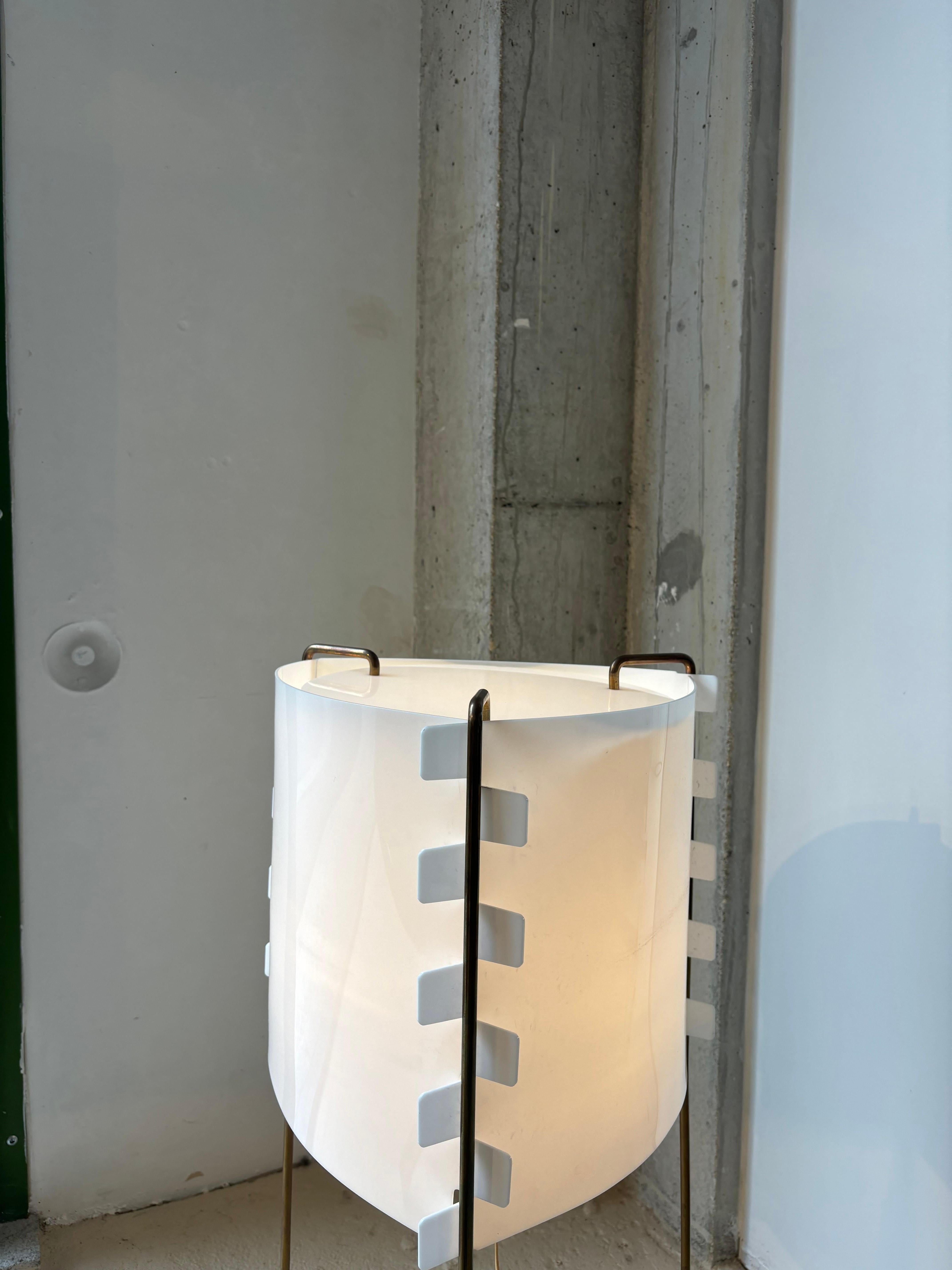 Seltene originale M4-Stehlampe von Joseph André Motte (Messing) im Angebot
