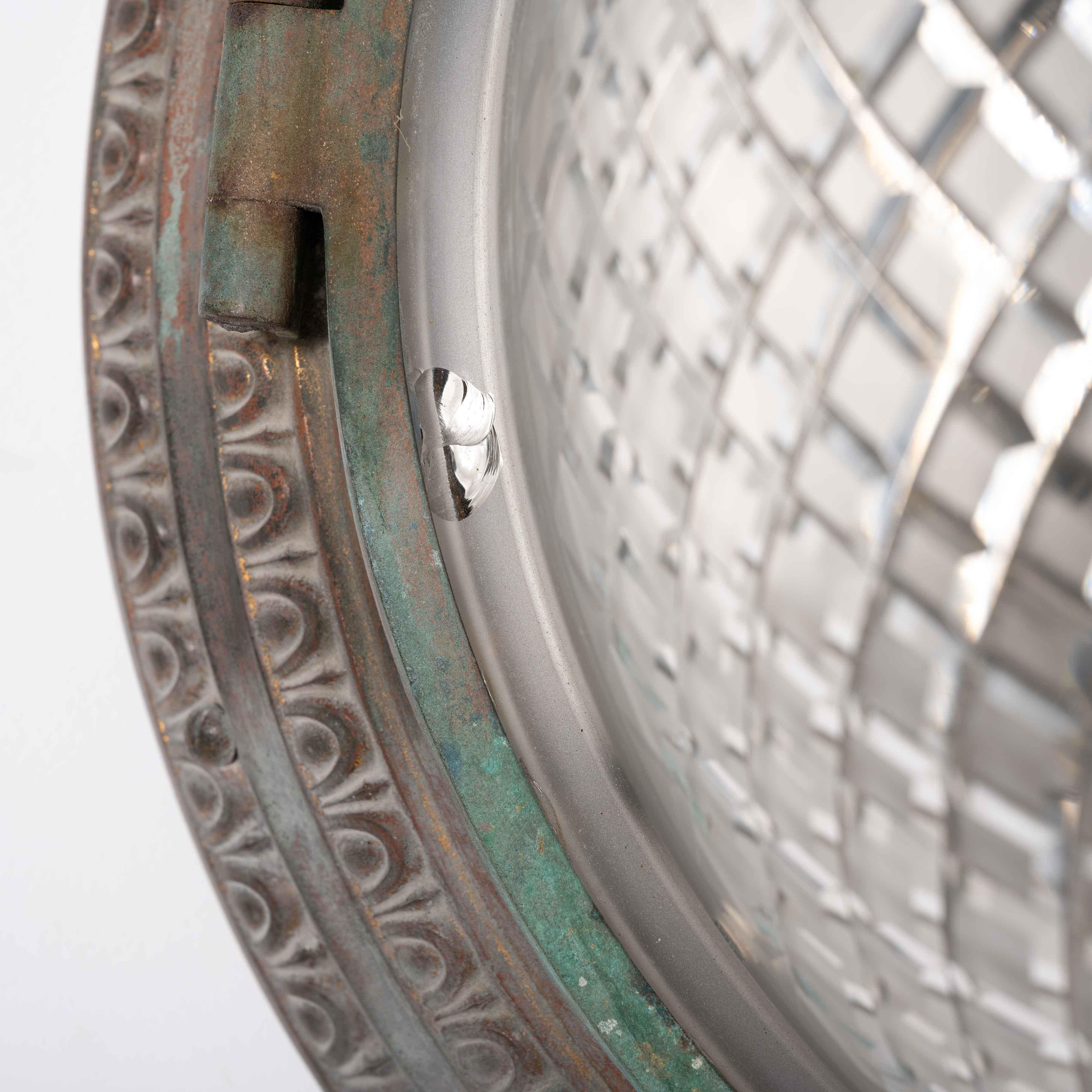 Scarsa coppia di plafoniere a filo in ottone fuso di grandi dimensioni e ciotole di cristallo in vendita 2