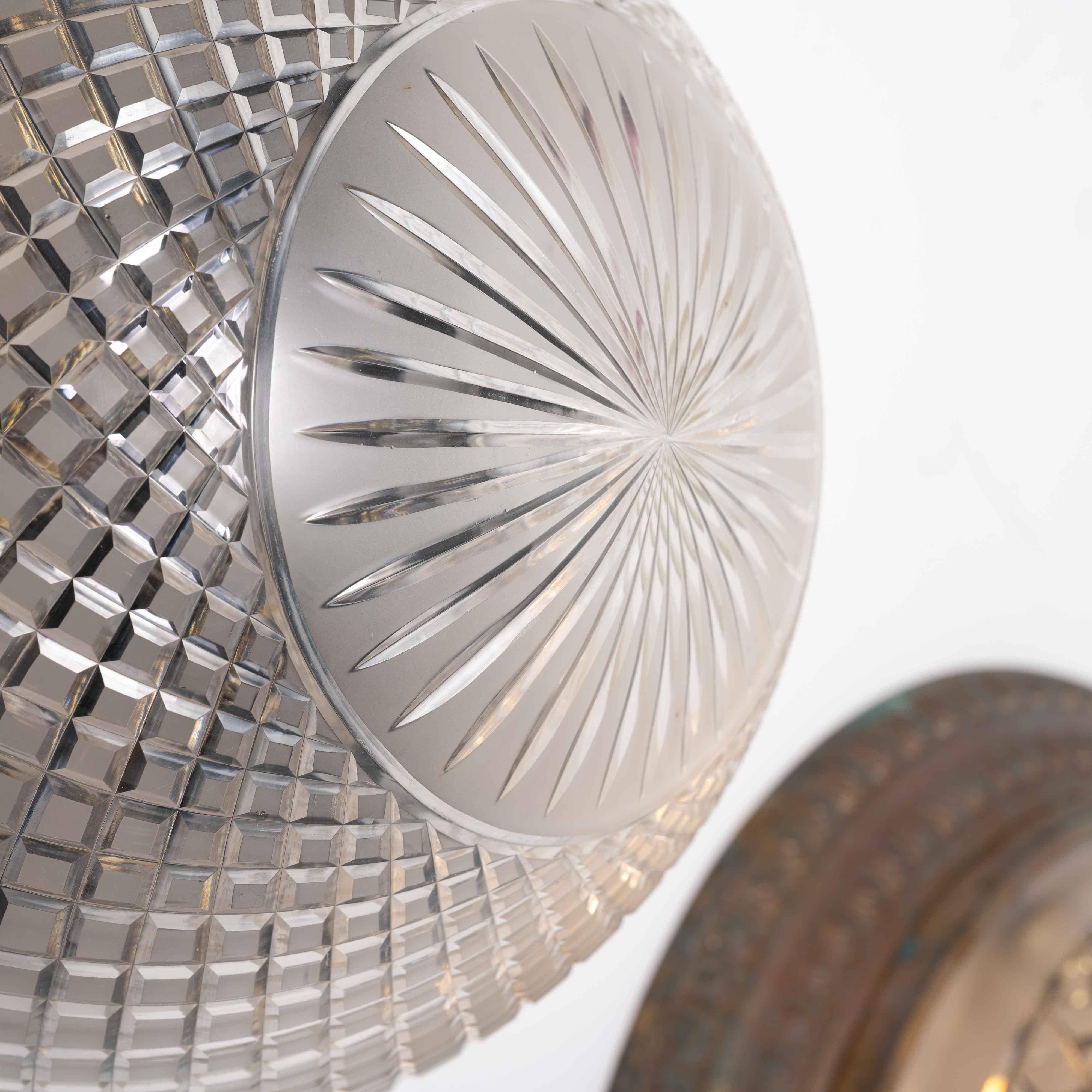 Scarsa coppia di plafoniere a filo in ottone fuso di grandi dimensioni e ciotole di cristallo in vendita 3