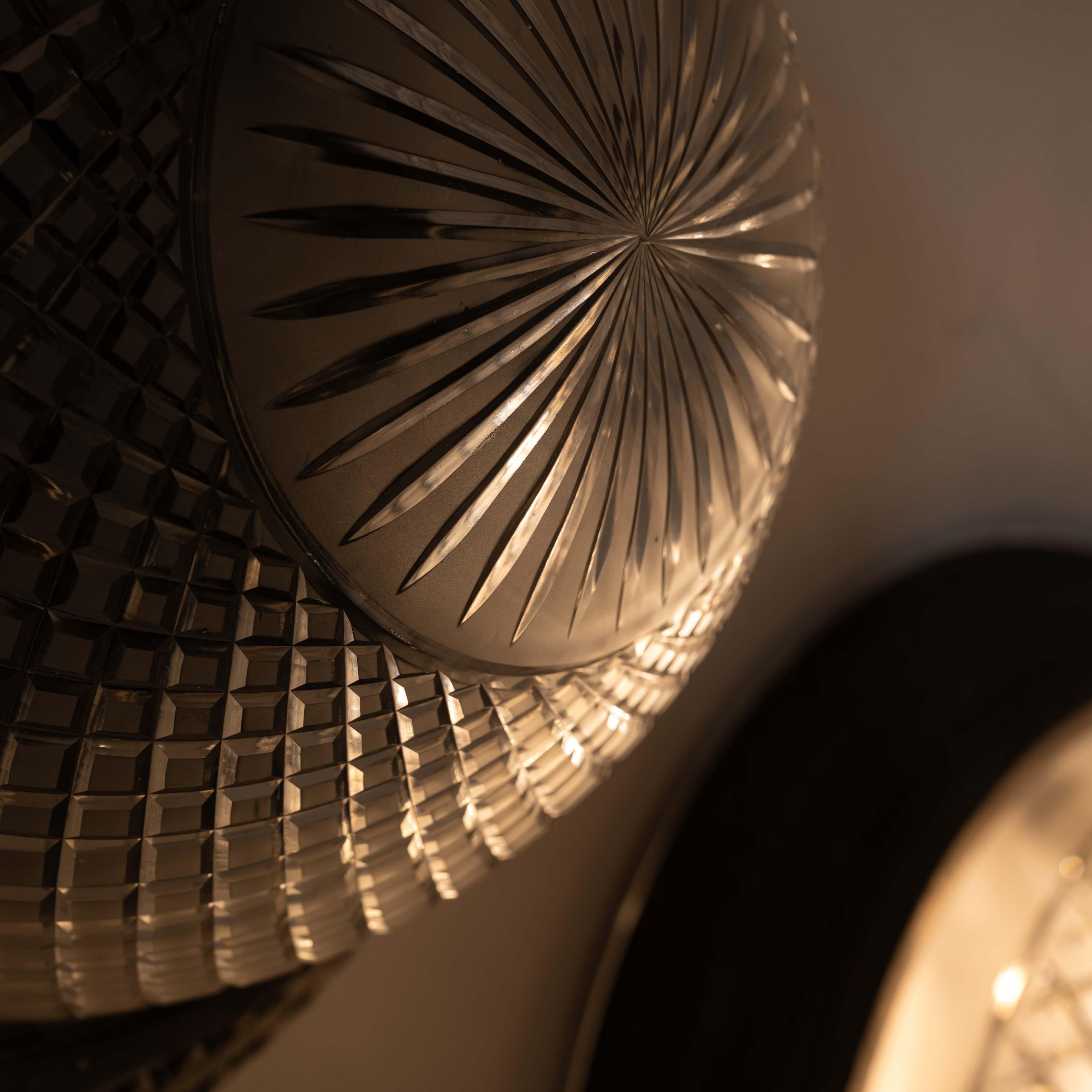 Scarsa coppia di plafoniere a filo in ottone fuso di grandi dimensioni e ciotole di cristallo in vendita 4