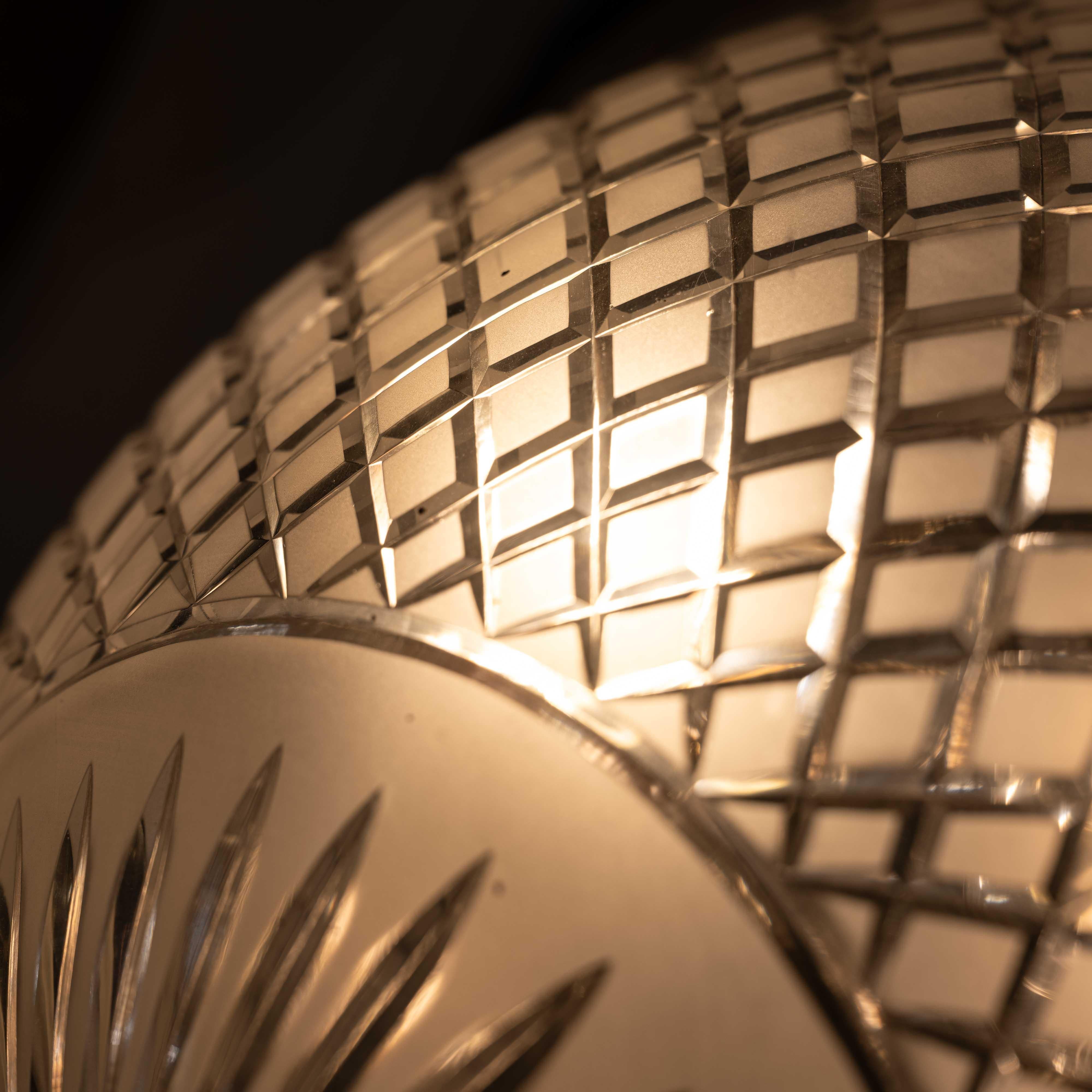 Scarsa coppia di plafoniere a filo in ottone fuso di grandi dimensioni e ciotole di cristallo in vendita 5