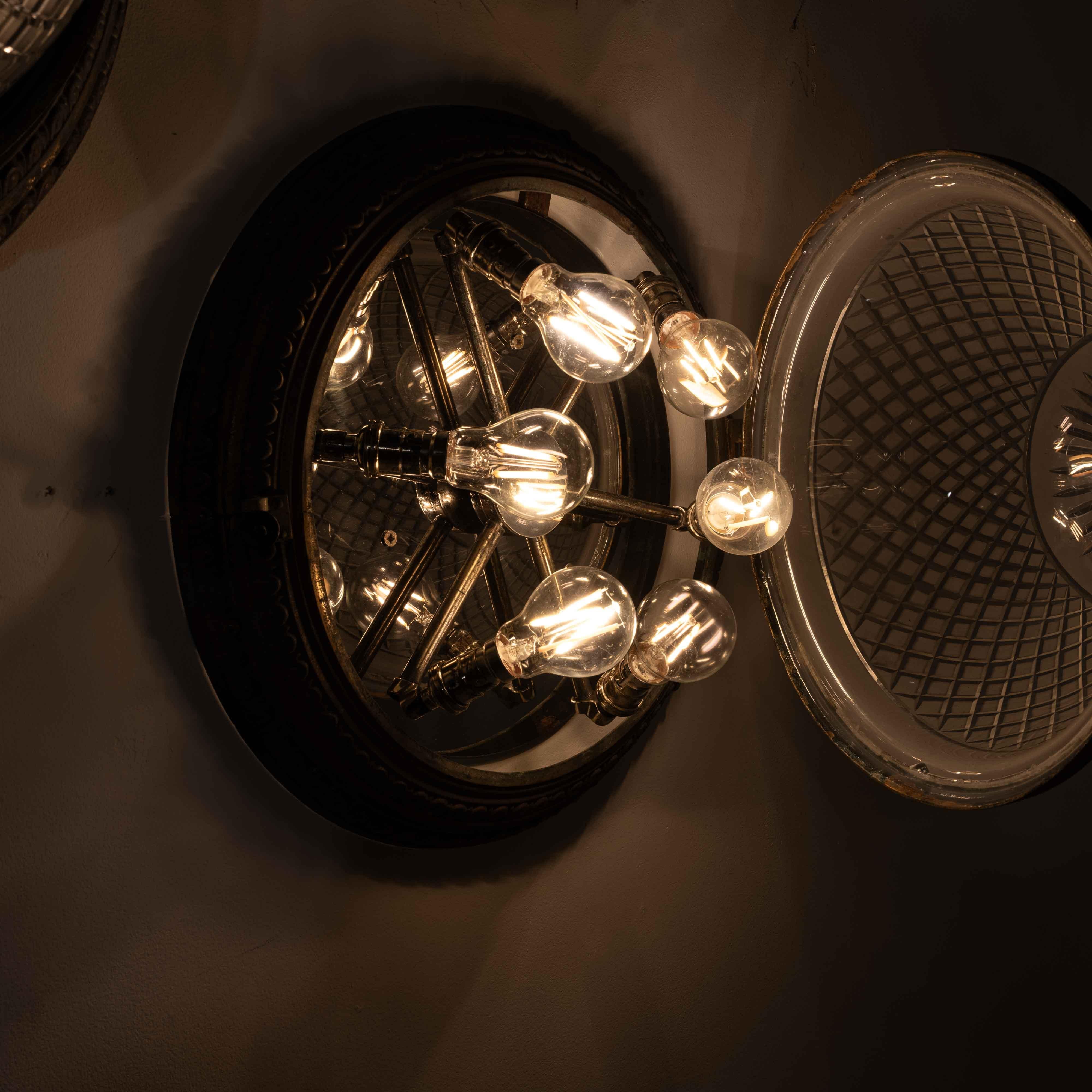 Scarsa coppia di plafoniere a filo in ottone fuso di grandi dimensioni e ciotole di cristallo in vendita 6