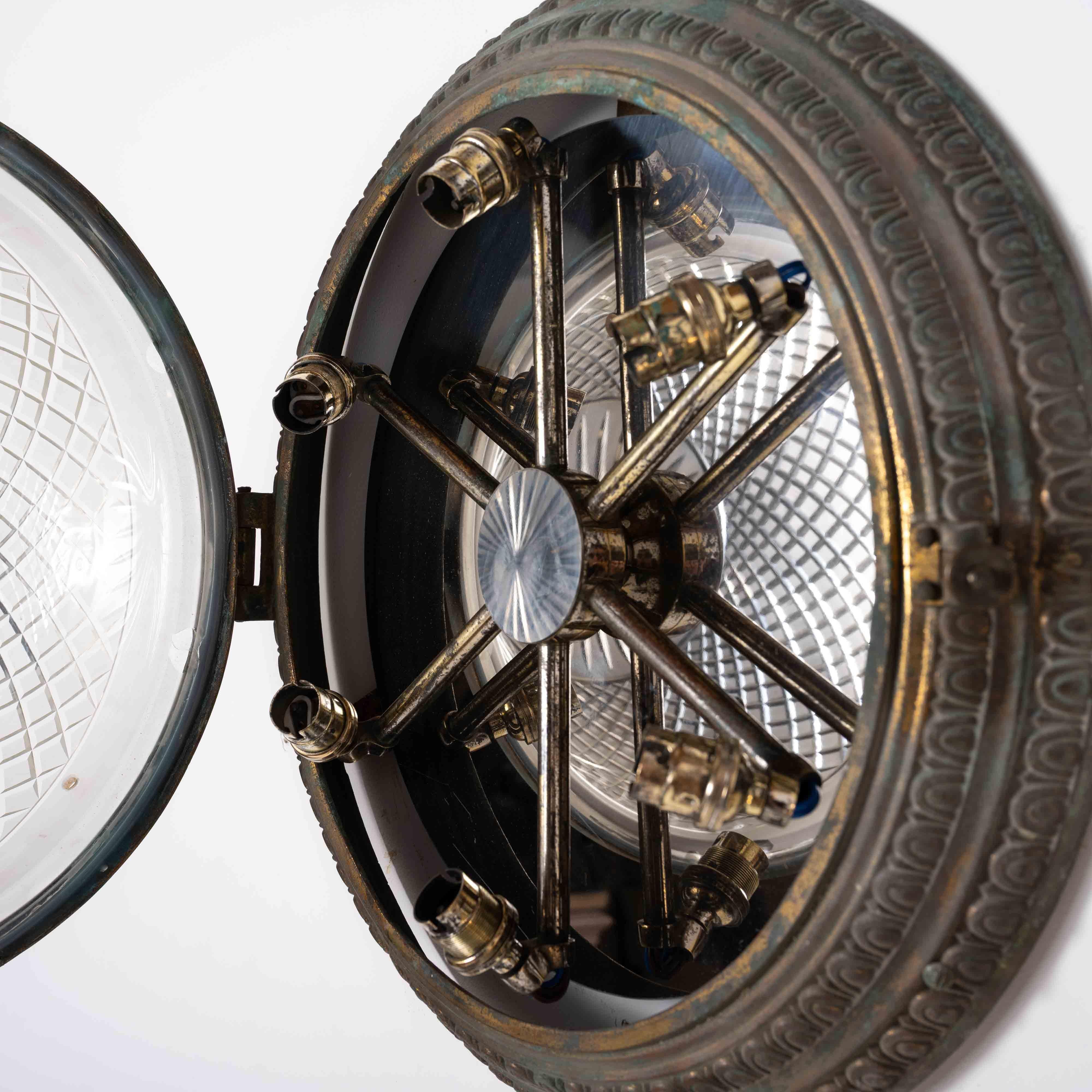 Scarsa coppia di plafoniere a filo in ottone fuso di grandi dimensioni e ciotole di cristallo in vendita 7