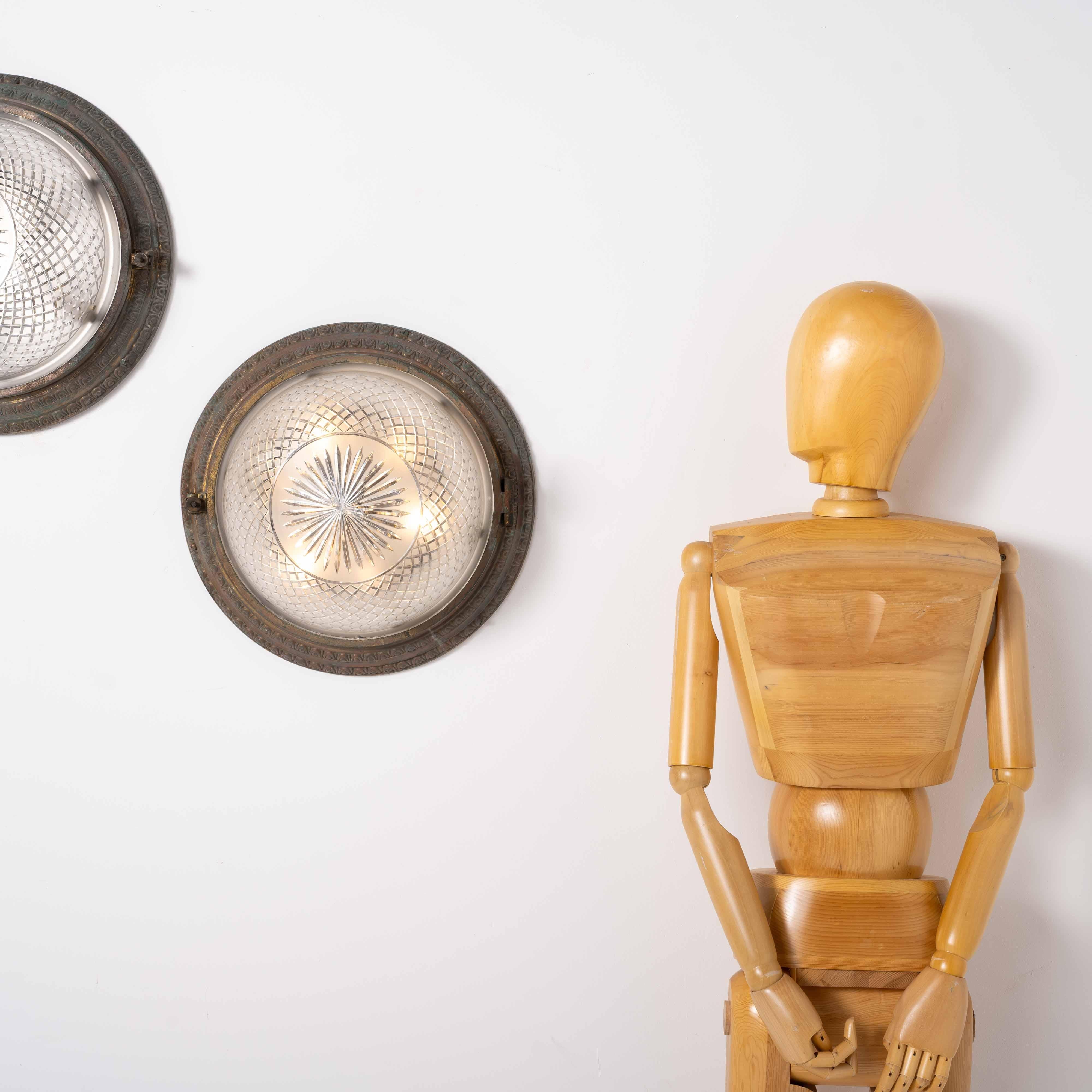 Scarsa coppia di plafoniere a filo in ottone fuso di grandi dimensioni e ciotole di cristallo in vendita 8