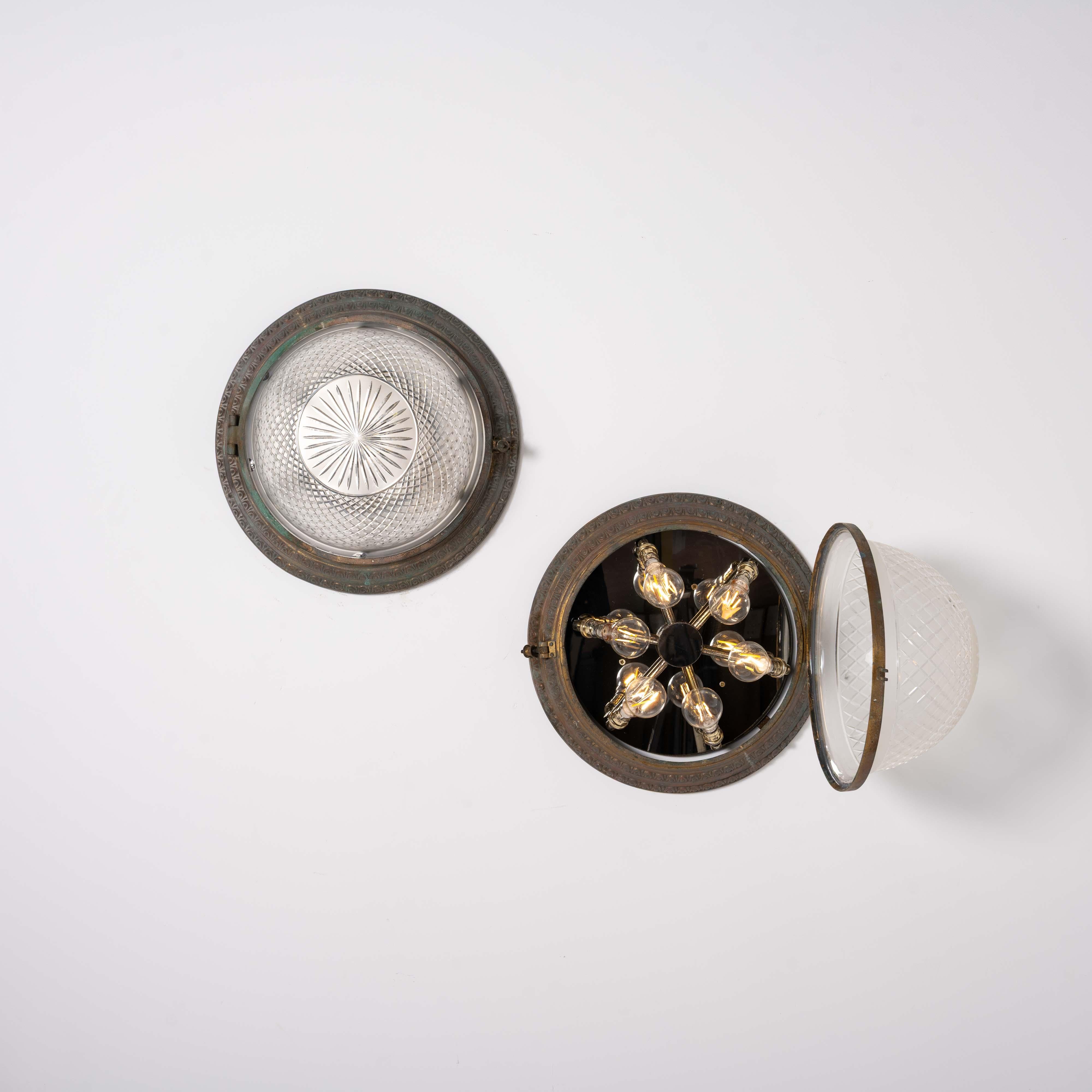 Scarsa coppia di plafoniere a filo in ottone fuso di grandi dimensioni e ciotole di cristallo in vendita 9