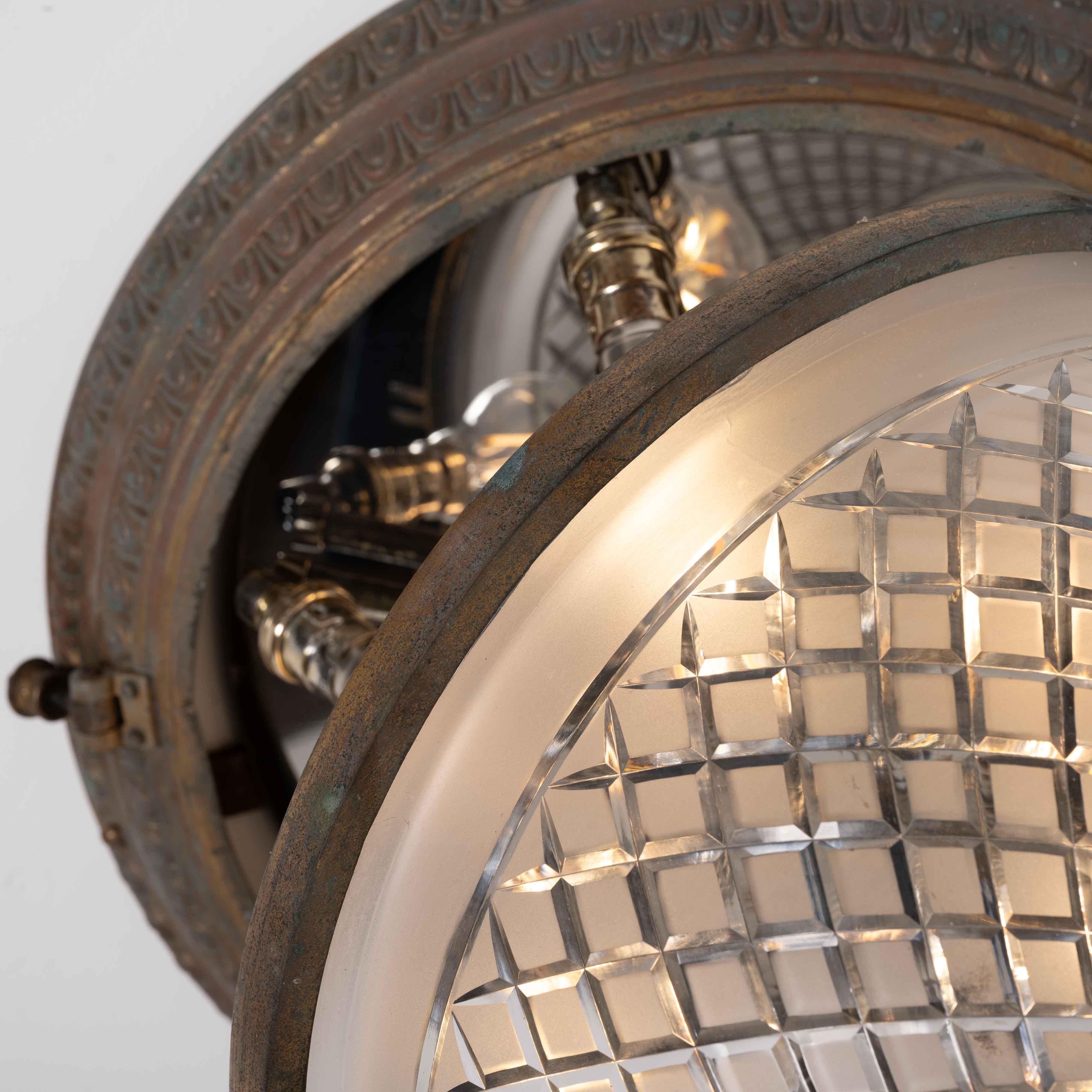 Scarsa coppia di plafoniere a filo in ottone fuso di grandi dimensioni e ciotole di cristallo in vendita 10