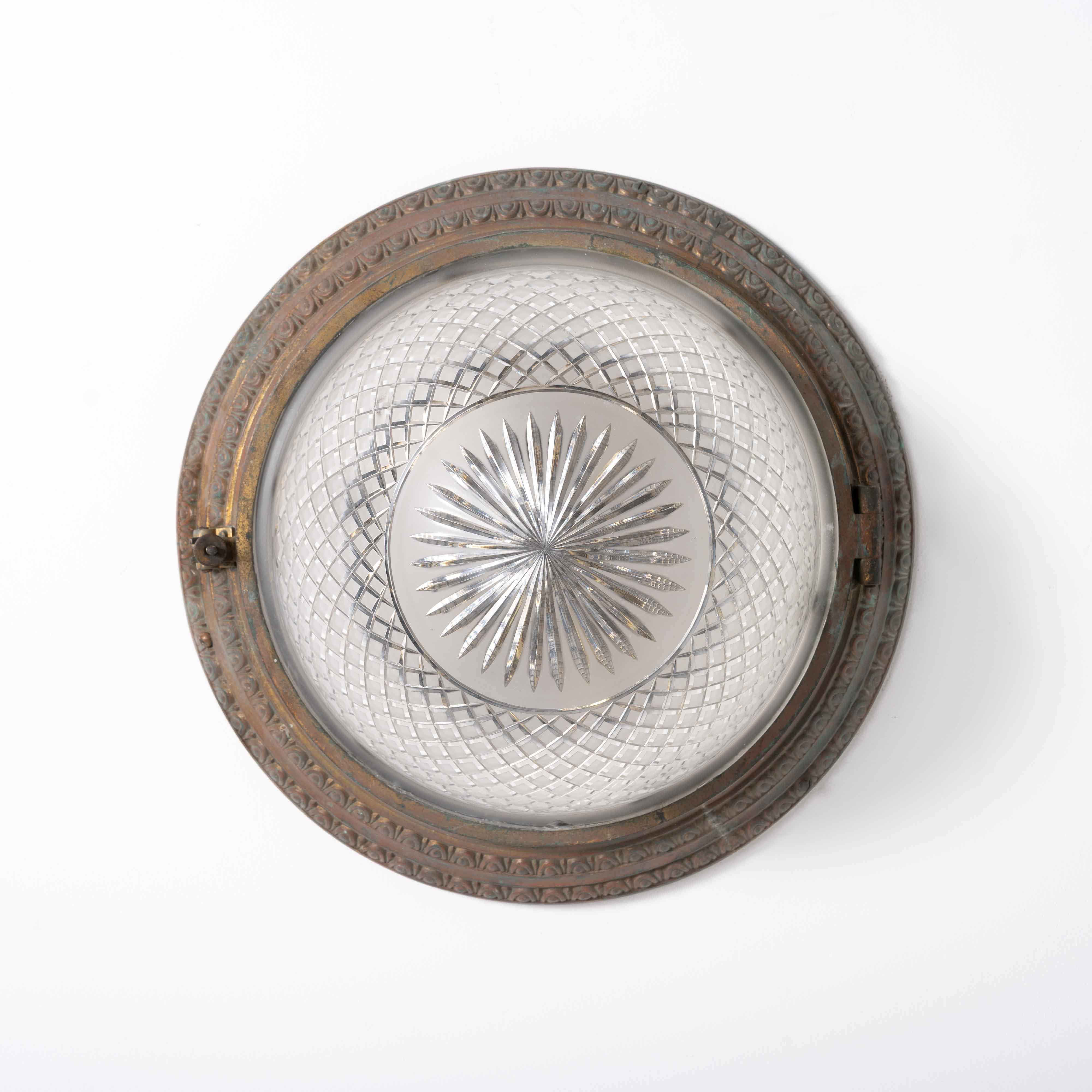 COPPIA DI LAMPADE DA INCASSO A SOFFITTO IN OTTONE FUSO DI GRANDI DIMENSIONI CON COPPE IN VETRO DI CRISTALLO

Prezzo per la coppia

Un'eccezionale e rara coppia di lampade antiche a filo soffitto di grandi dimensioni, realizzate in bronzo fuso di