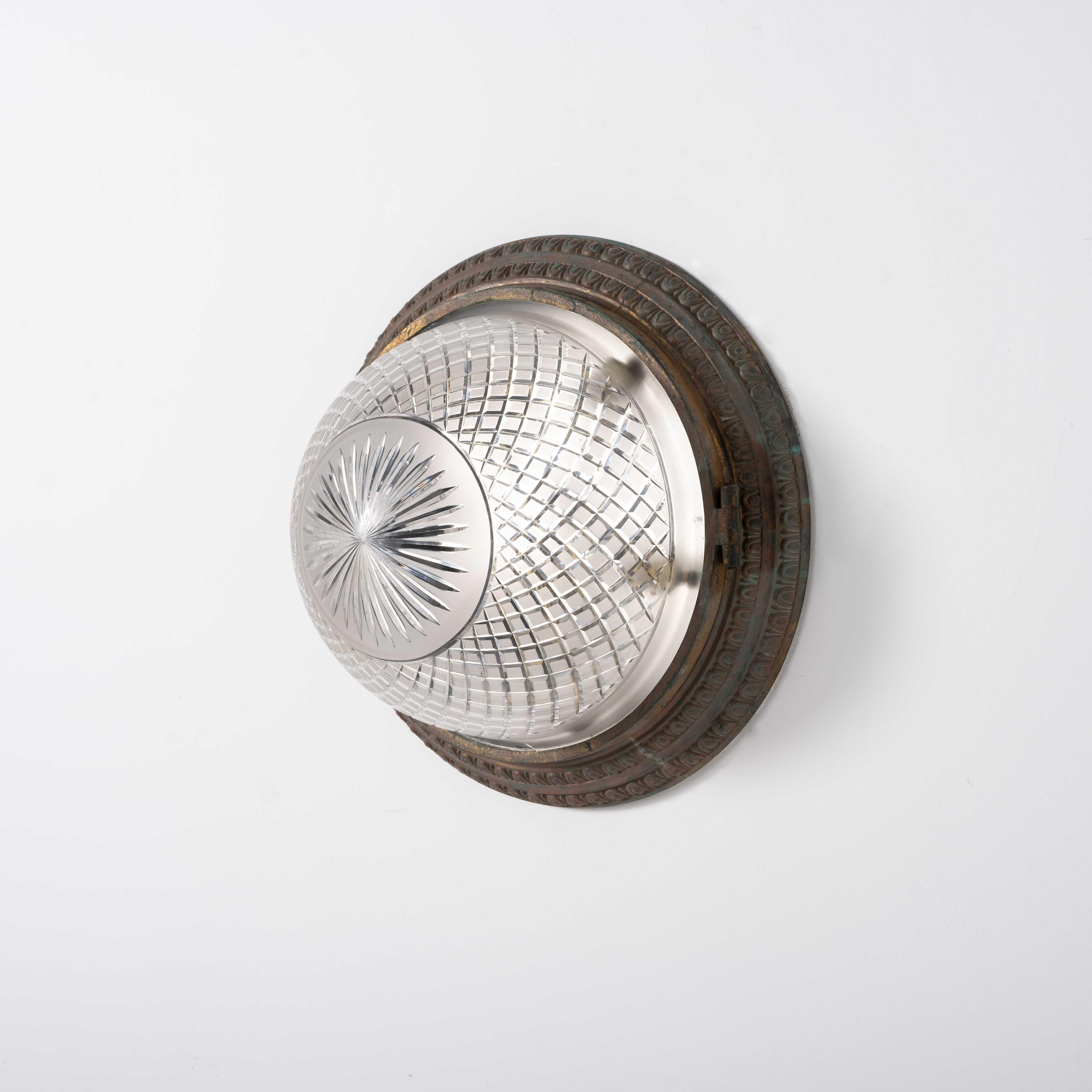 Art Nouveau Scarsa coppia di plafoniere a filo in ottone fuso di grandi dimensioni e ciotole di cristallo in vendita