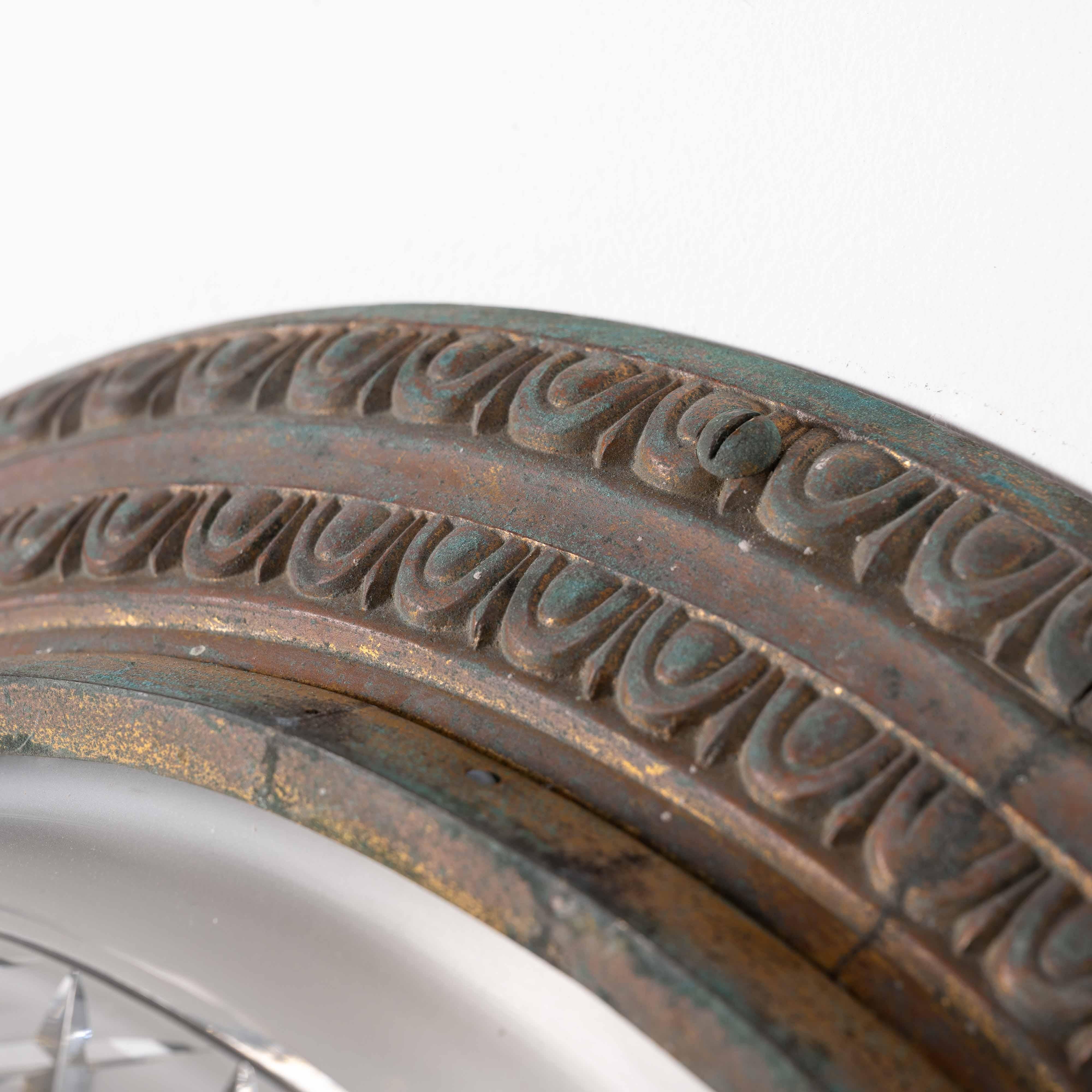 Britannico Scarsa coppia di plafoniere a filo in ottone fuso di grandi dimensioni e ciotole di cristallo in vendita