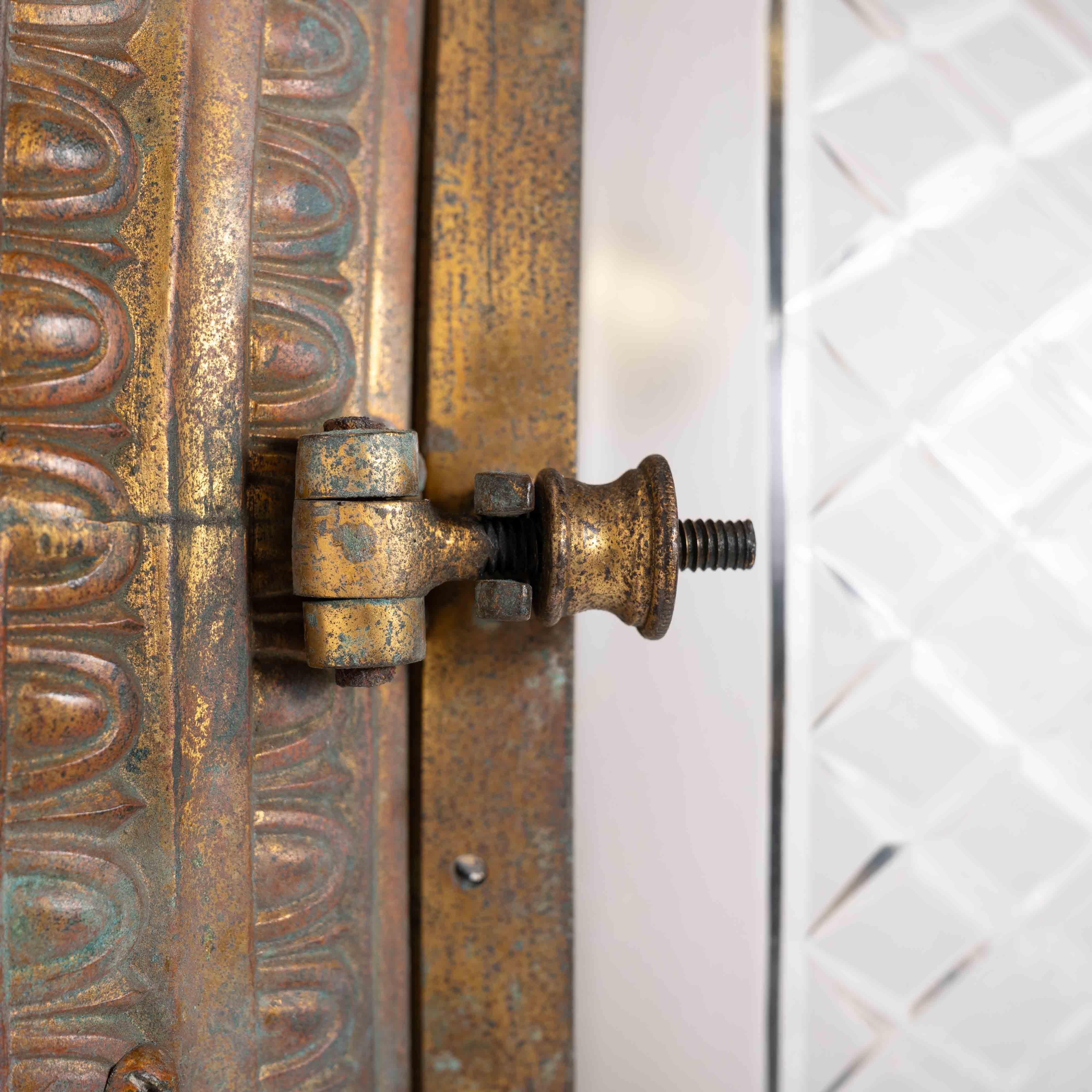 XX secolo Scarsa coppia di plafoniere a filo in ottone fuso di grandi dimensioni e ciotole di cristallo in vendita