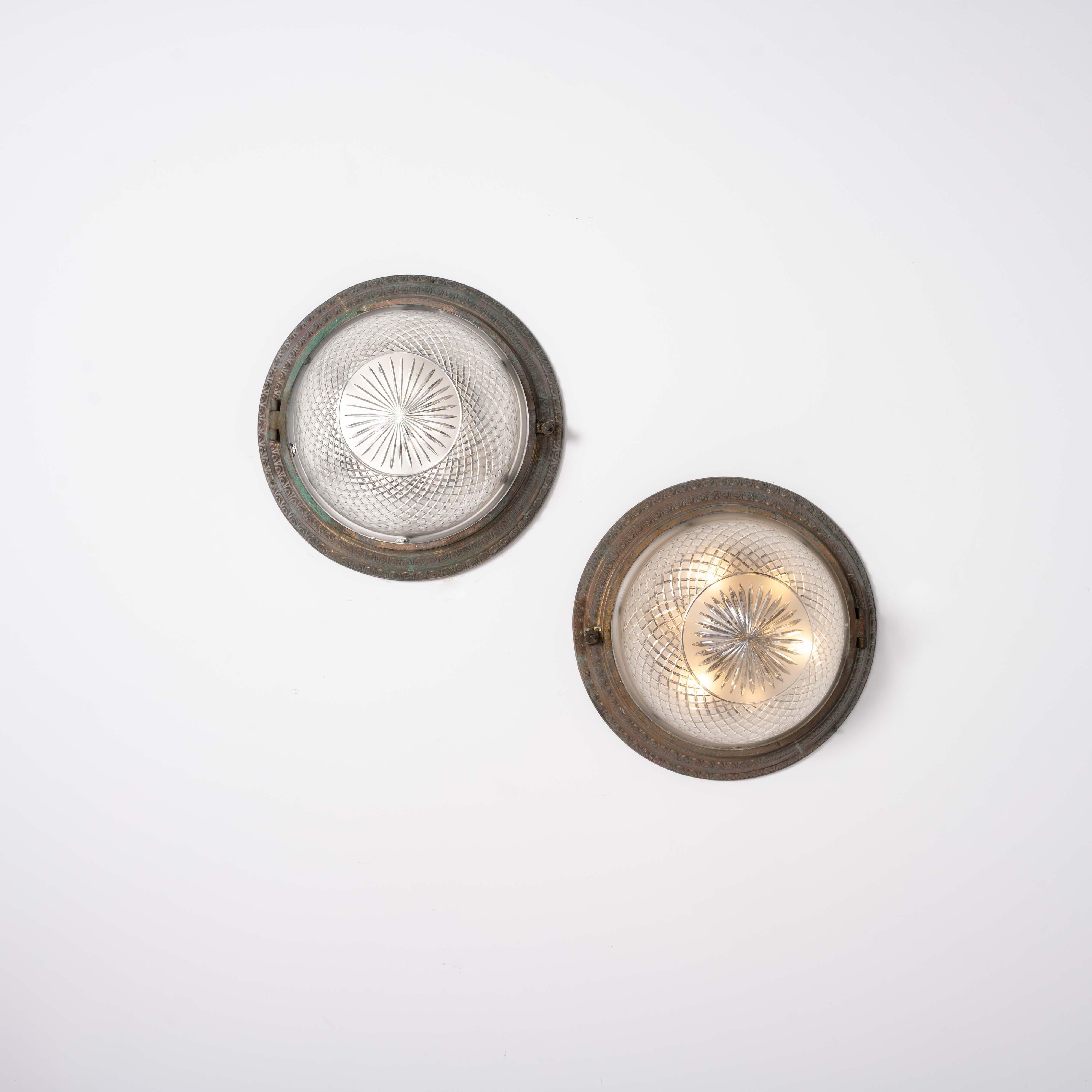 Ottone Scarsa coppia di plafoniere a filo in ottone fuso di grandi dimensioni e ciotole di cristallo in vendita