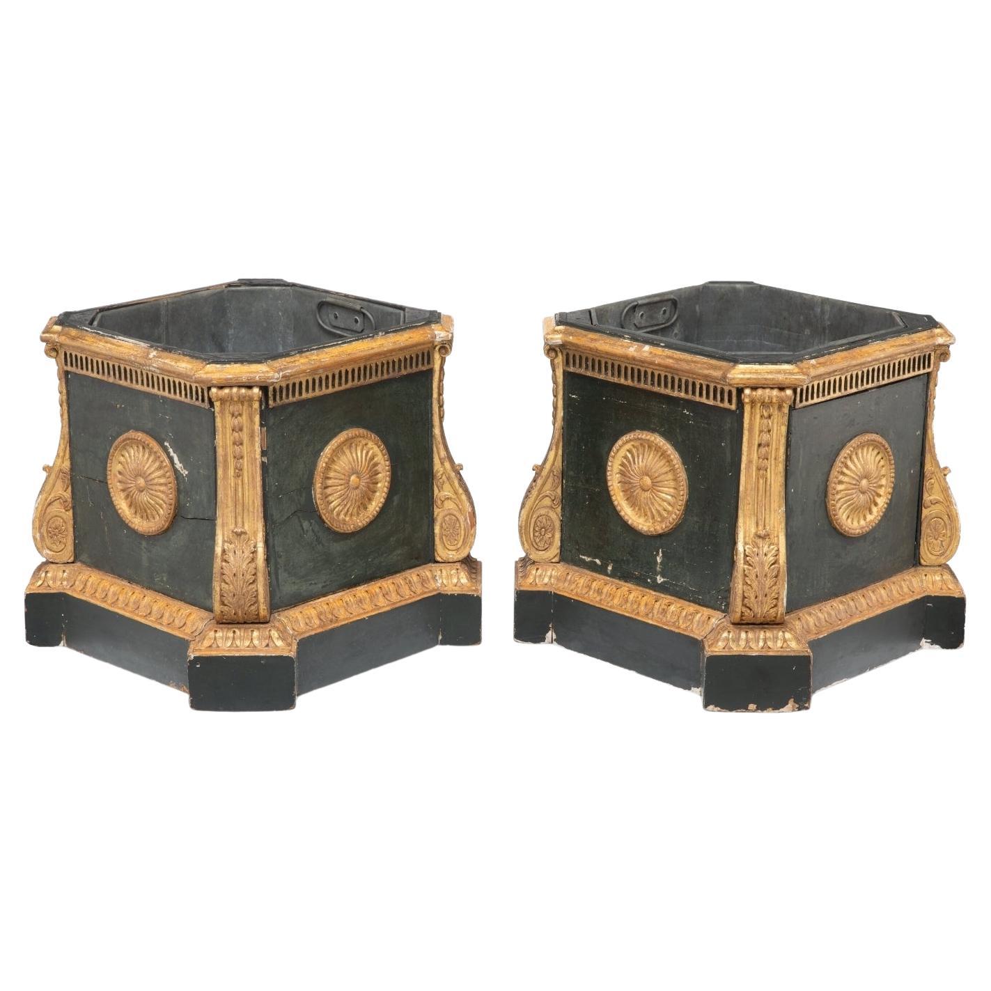 Rare paire de Jardinières anglaises sculptées et peintes de la période géorgienne du 18e siècle en vente