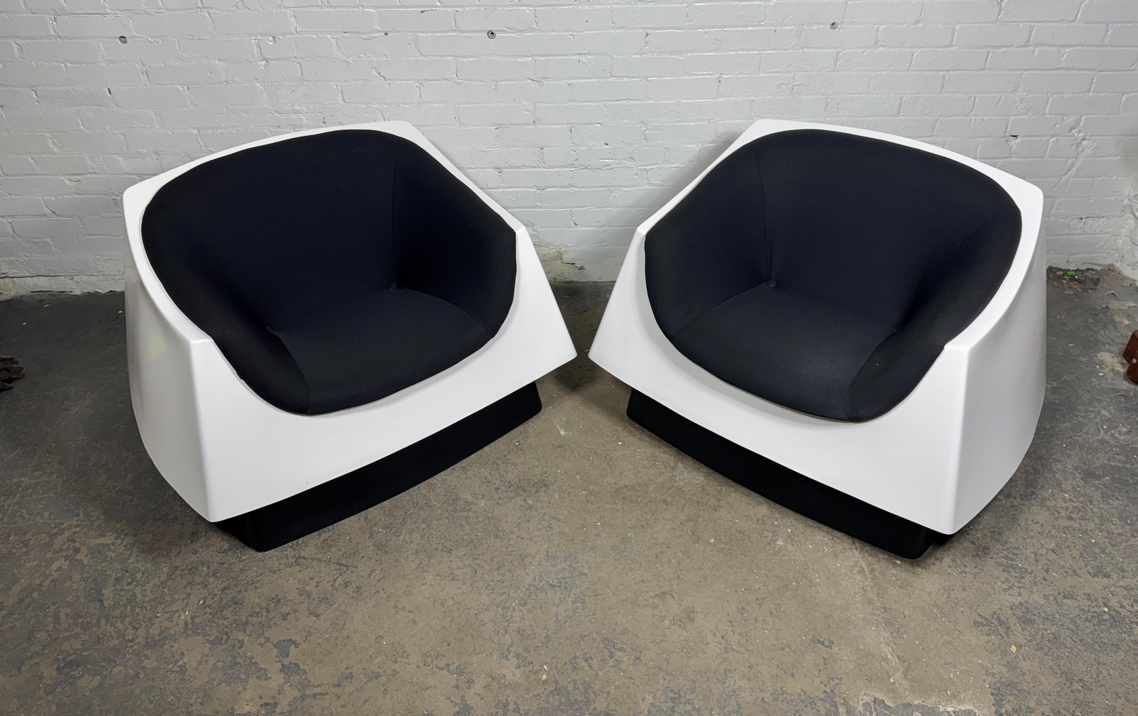 Paire de chaises en fibre de verre de style A Space, moderniste, par Vecta Group en vente 6