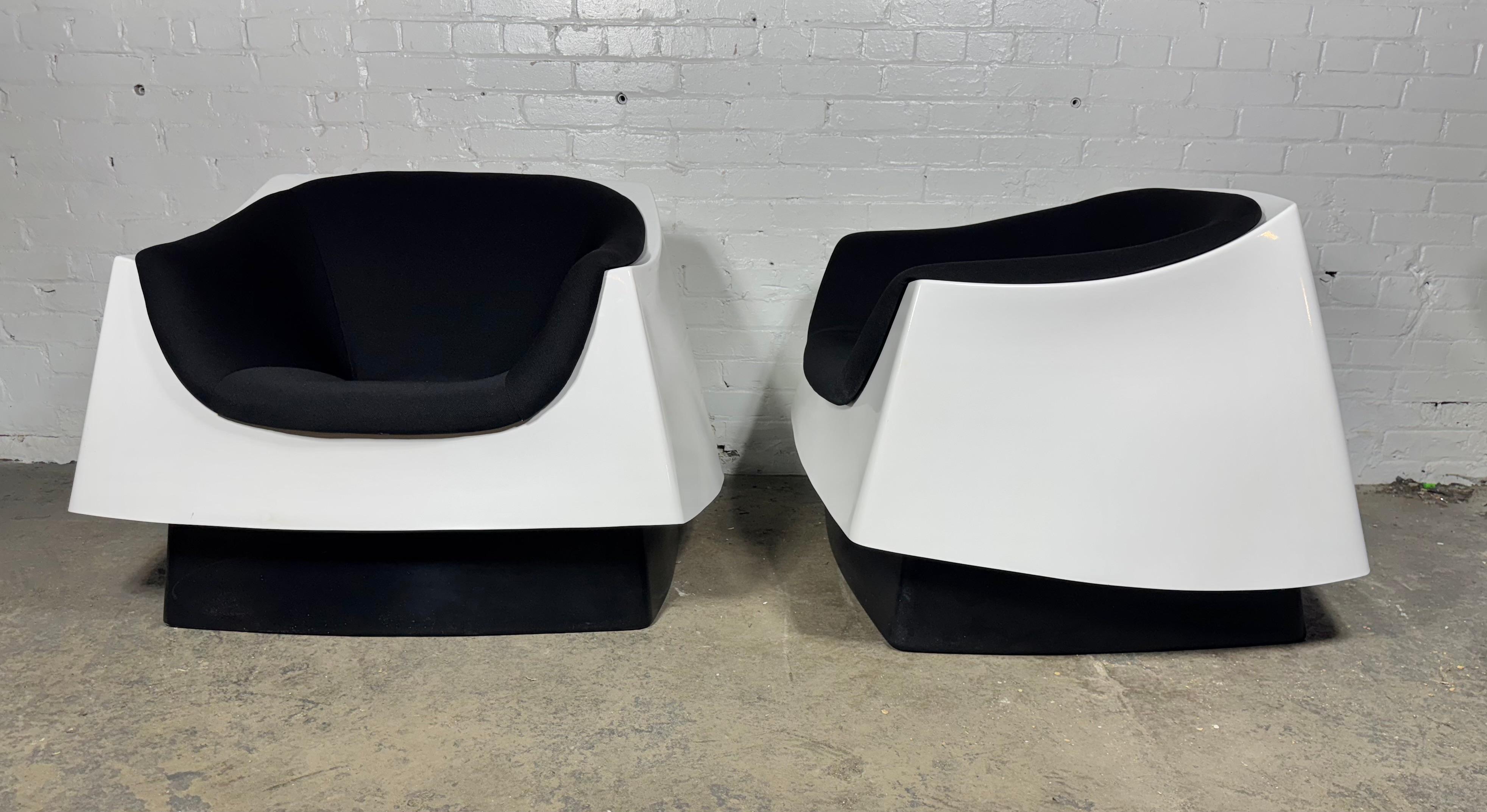 Paire de chaises en fibre de verre de style A Space, moderniste, par Vecta Group en vente 8