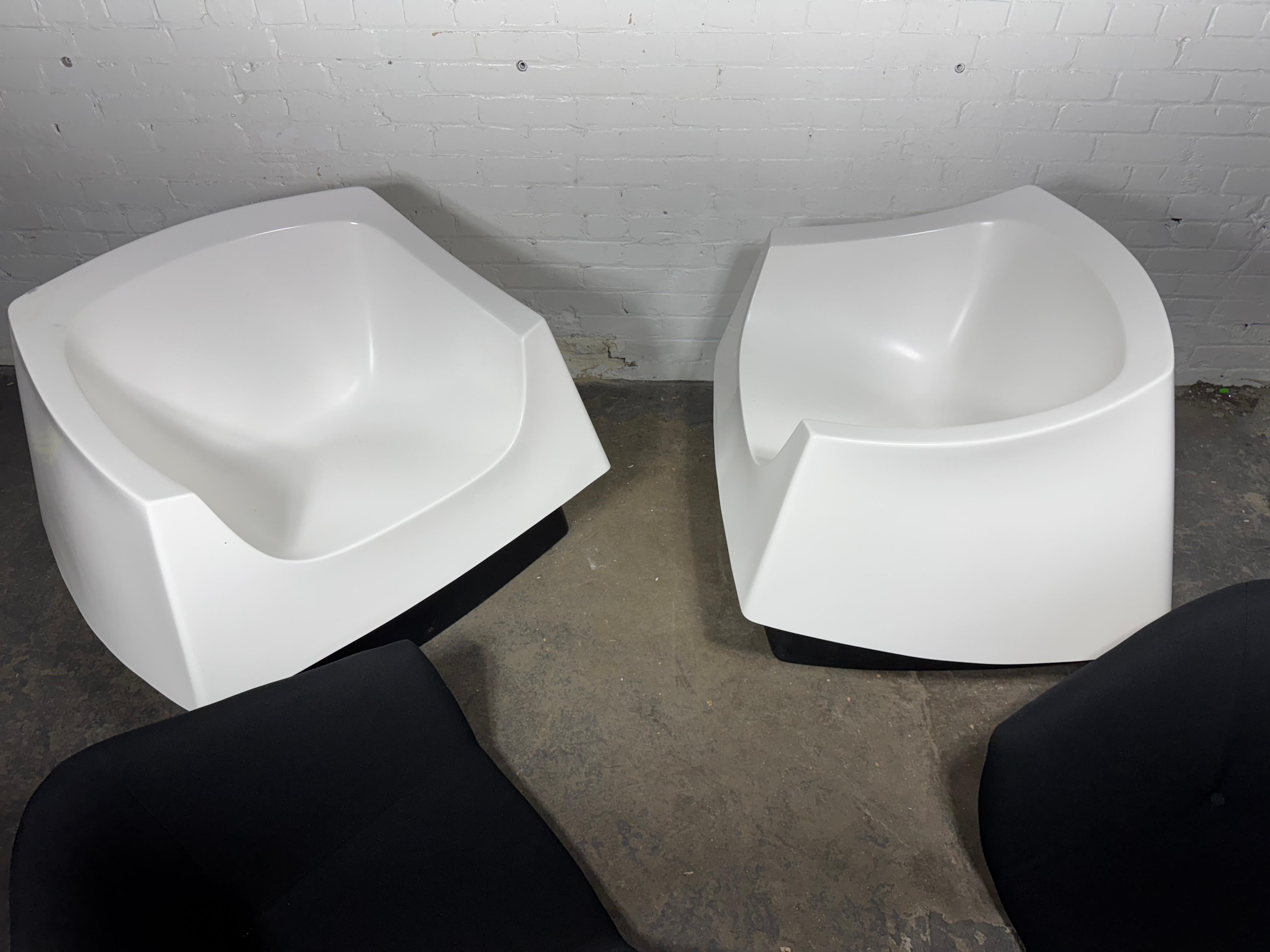 Ère spatiale Paire de chaises en fibre de verre de style A Space, moderniste, par Vecta Group en vente